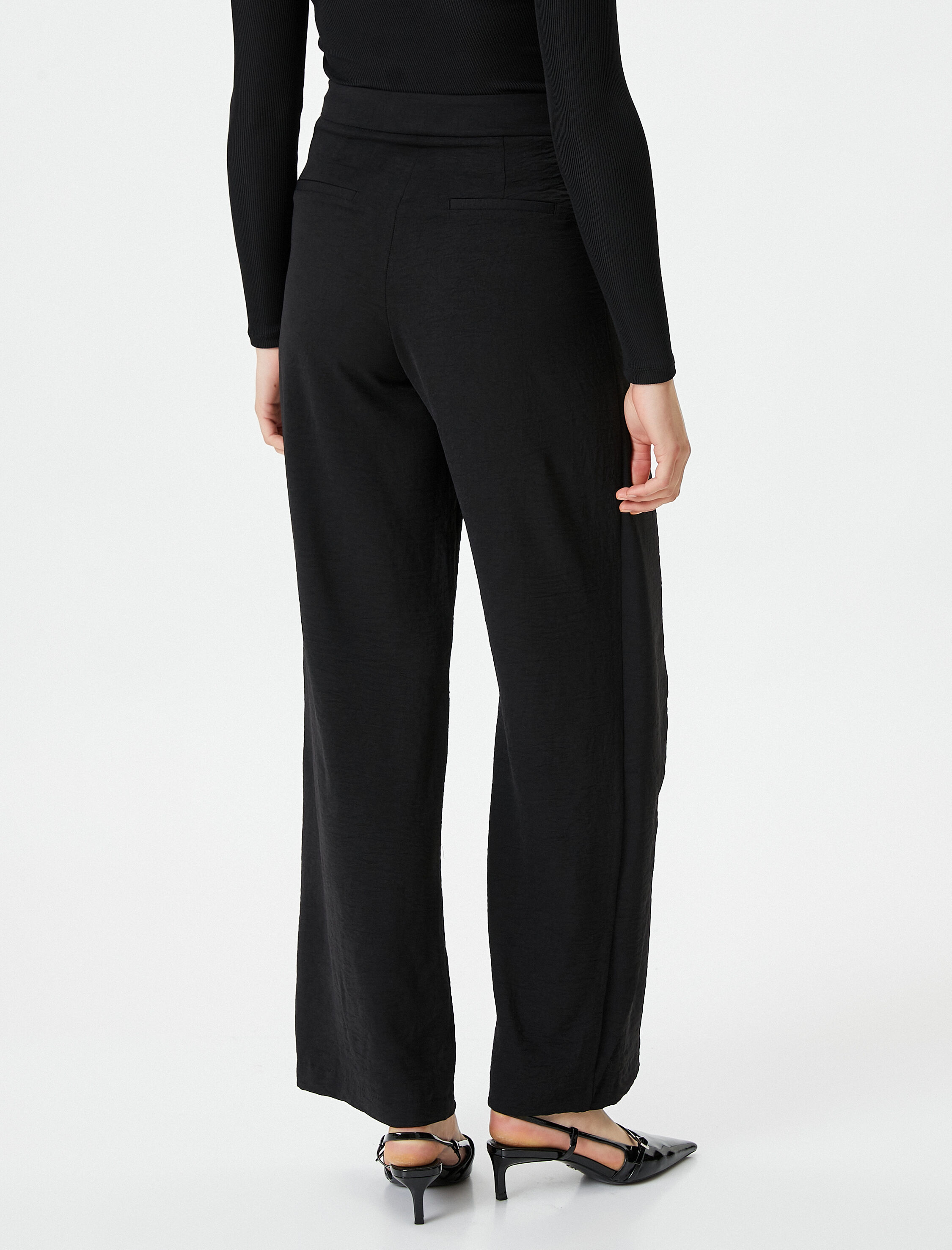   Bol Paça Pantolon Kapaklı Düğme Detaylı