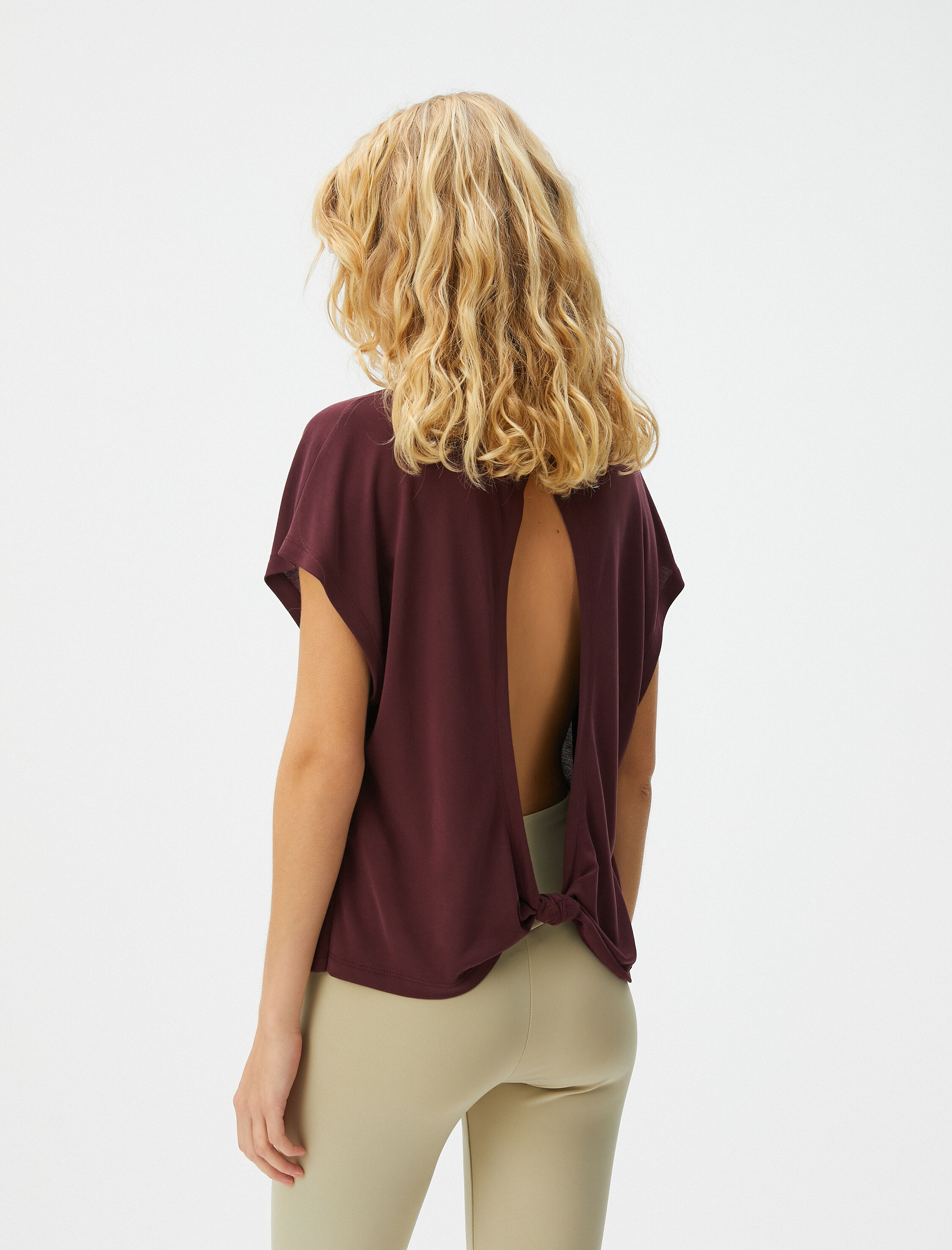   Modal Kumaş Yoga Tişört Kolsuz Arkası Pencere Detaylı Varak Baskı Detaylı