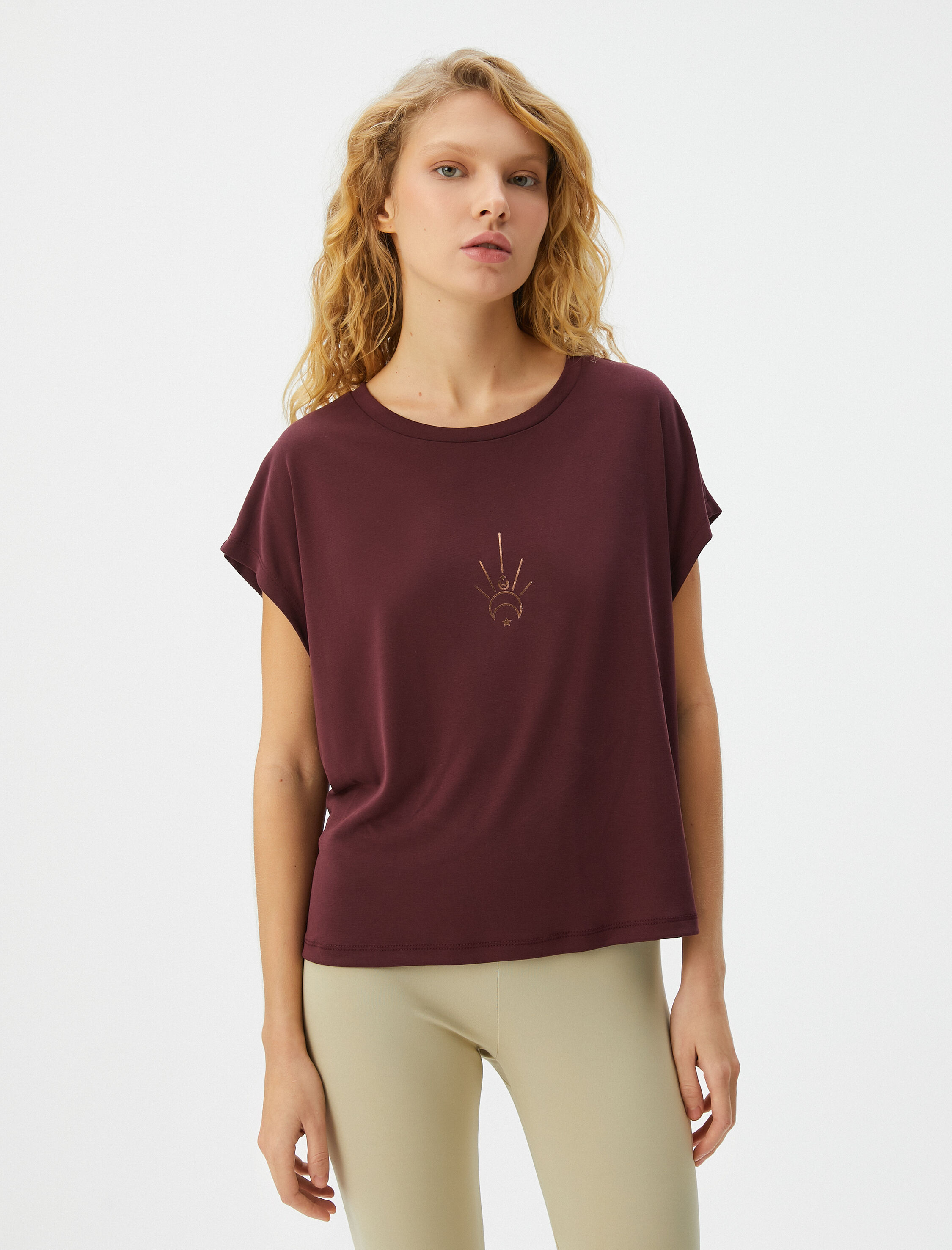   Modal Kumaş Yoga Tişört Kolsuz Arkası Pencere Detaylı Varak Baskı Detaylı