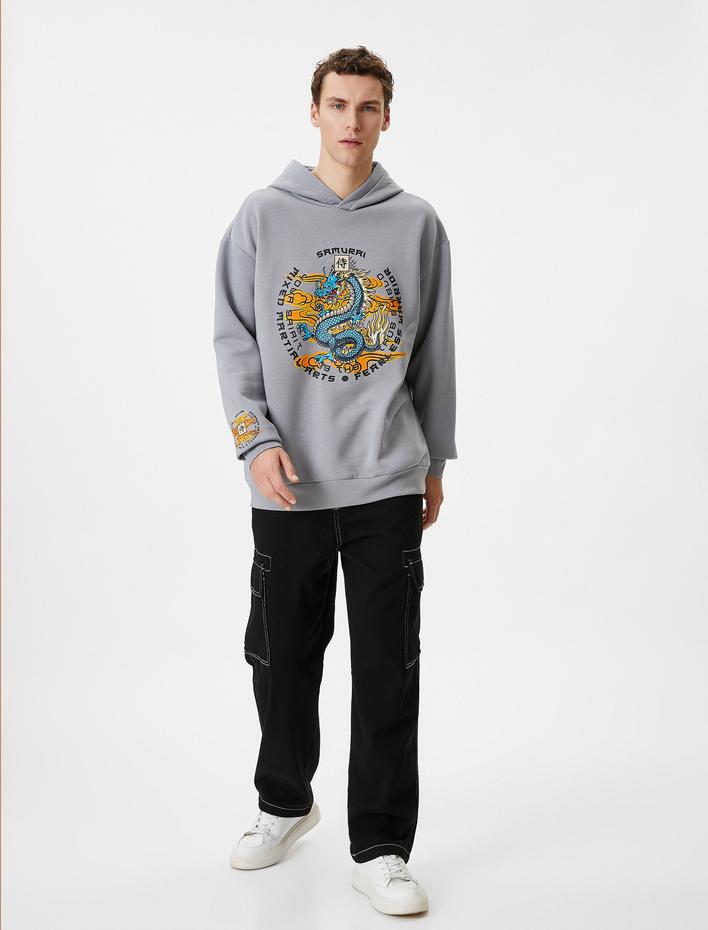  Arkası Baskılı Sweatshirt Oversize Kapşonlu Uzakdoğu Temalı Şardonlu