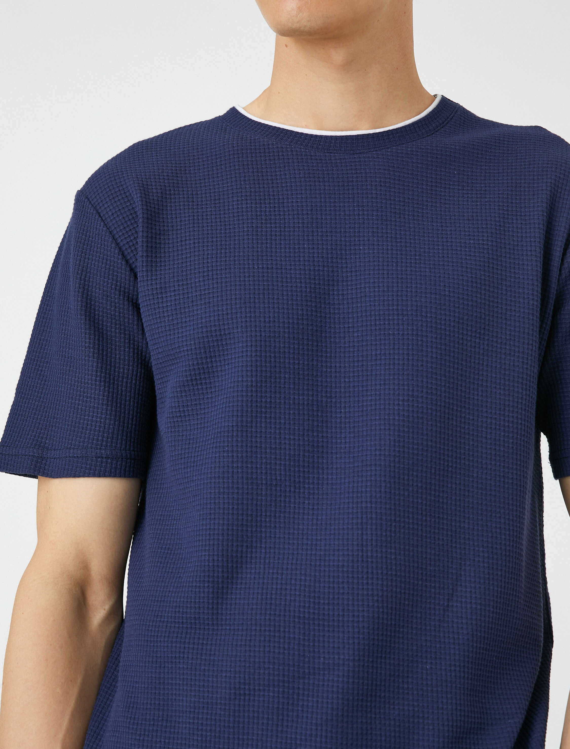   Basic Tişört Yaka Detaylı Dokulu Dar Kesim Kısa Kollu