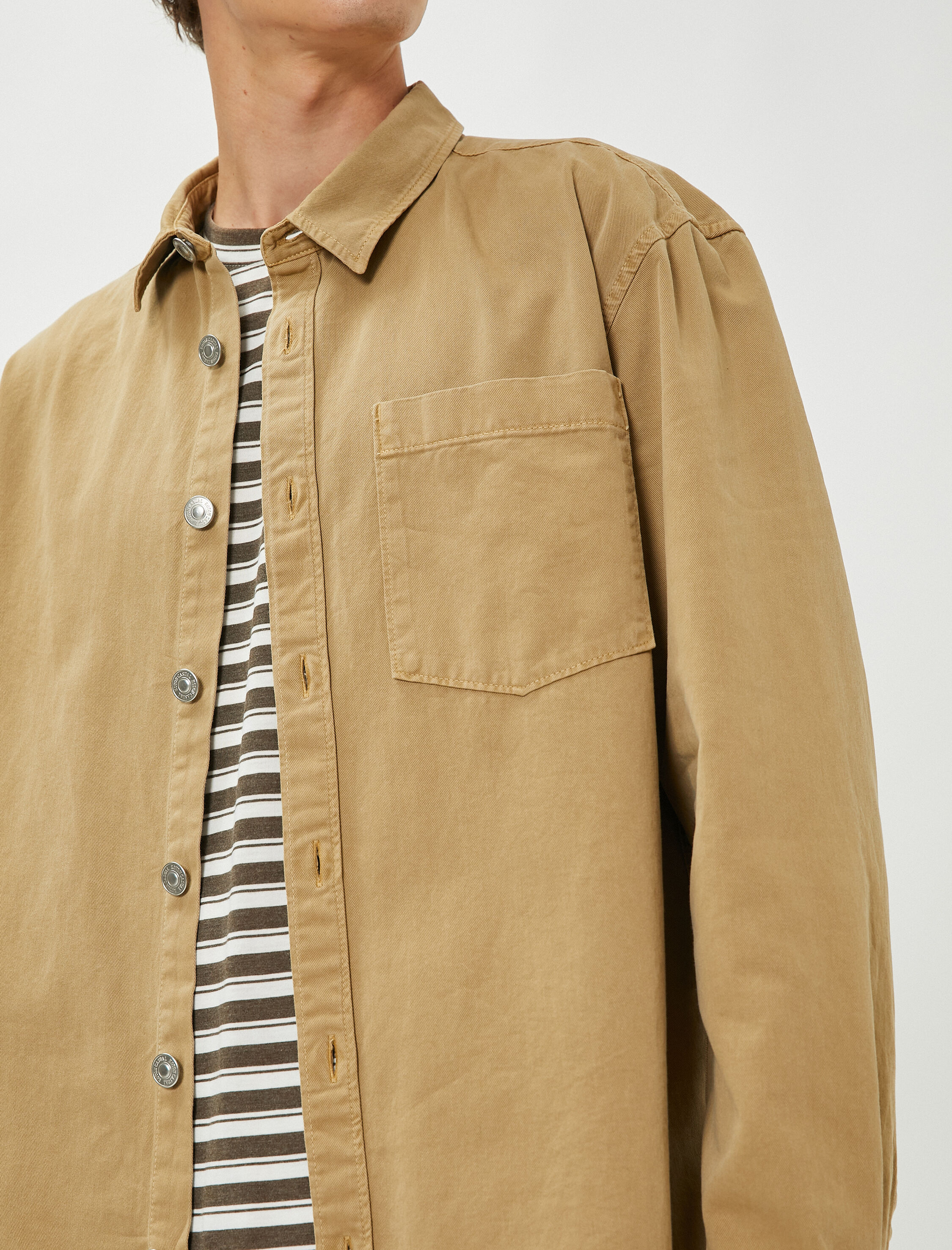 Kanvas Gömlek Klasik Yaka Cep Detaylı Düğmeli Etiket Baskılı Pamuklu