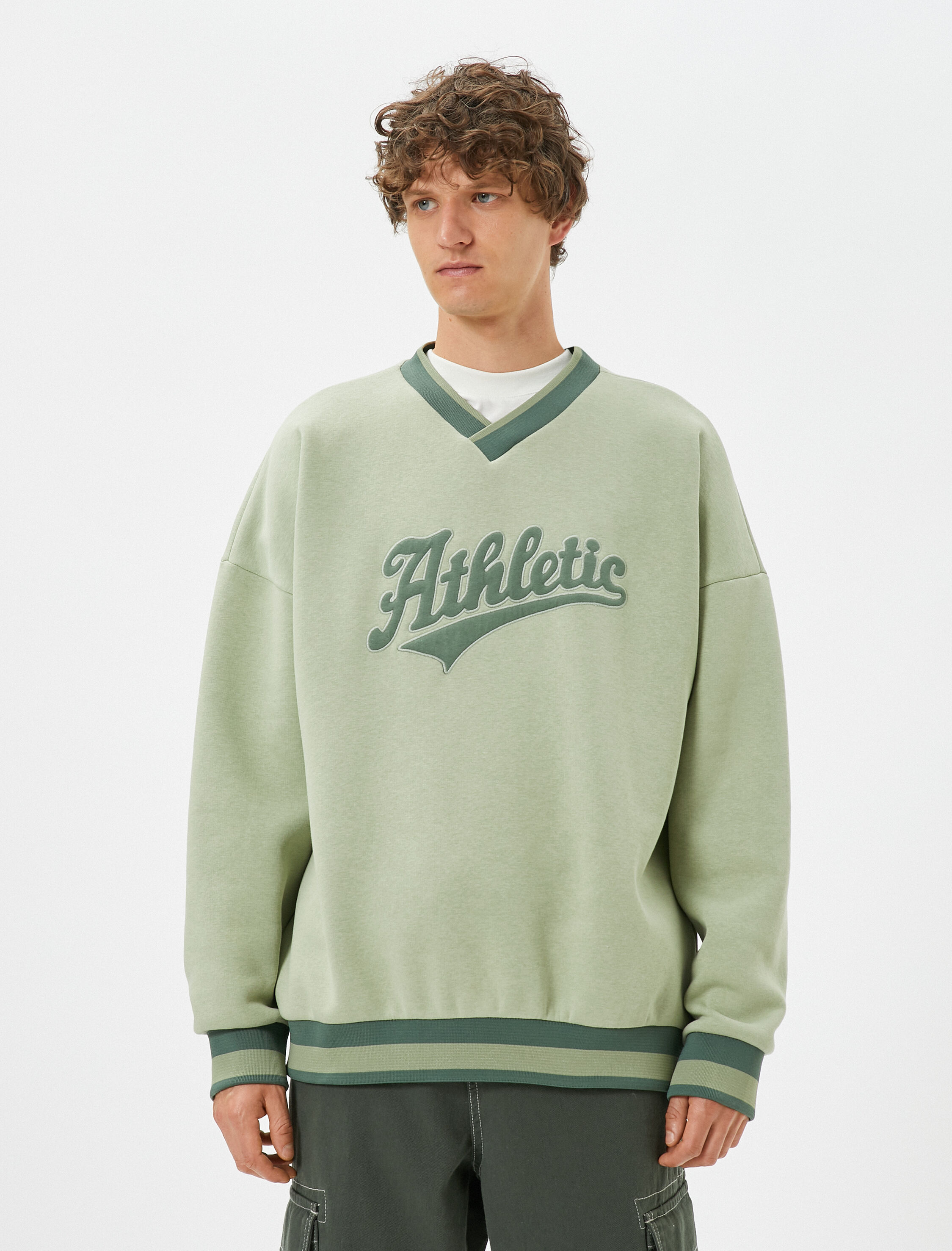   Kolej Oversize Sweatshirt V Yaka Aplike İşleme Detaylı Şardonlu