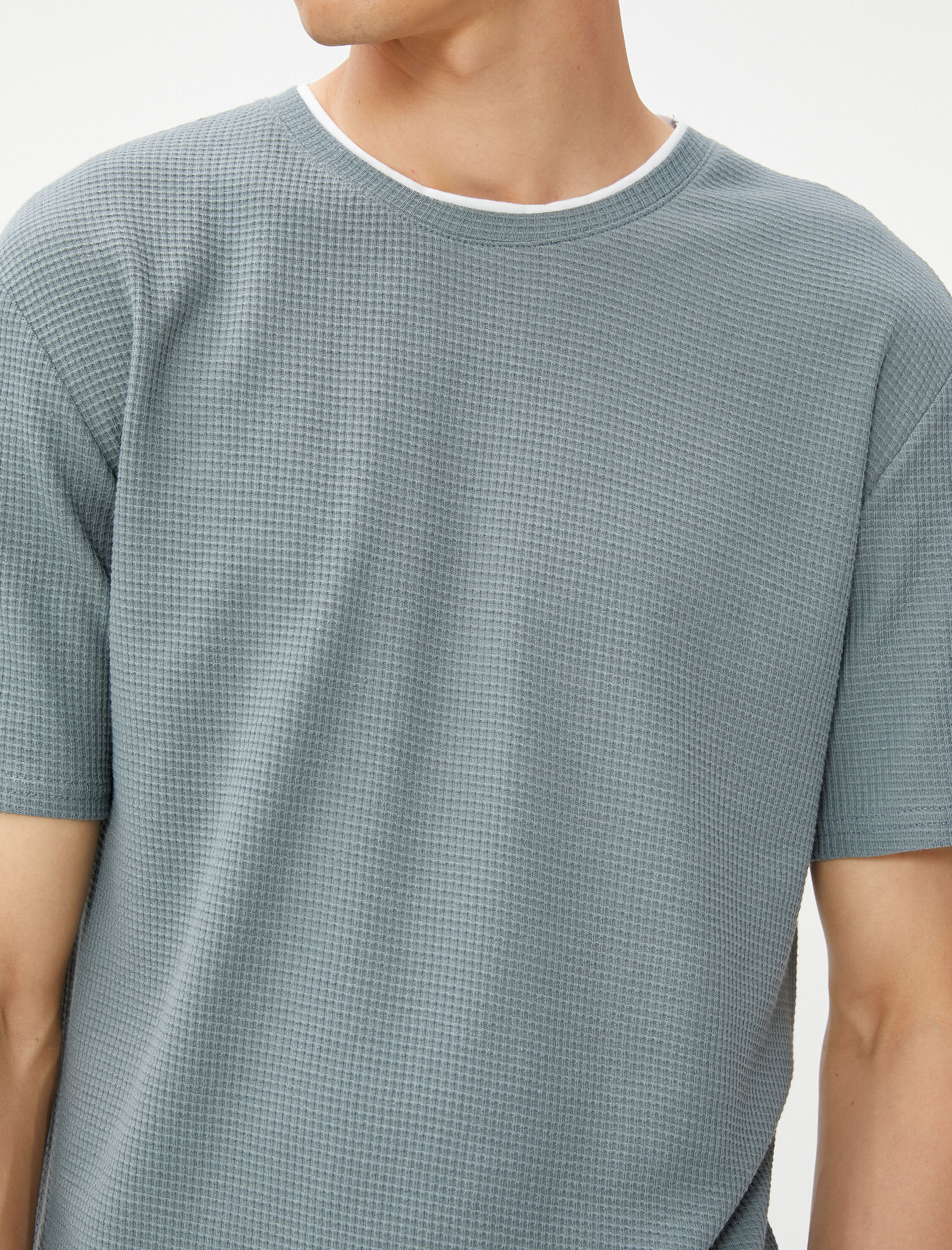   Basic Tişört Yaka Detaylı Dokulu Dar Kesim Kısa Kollu