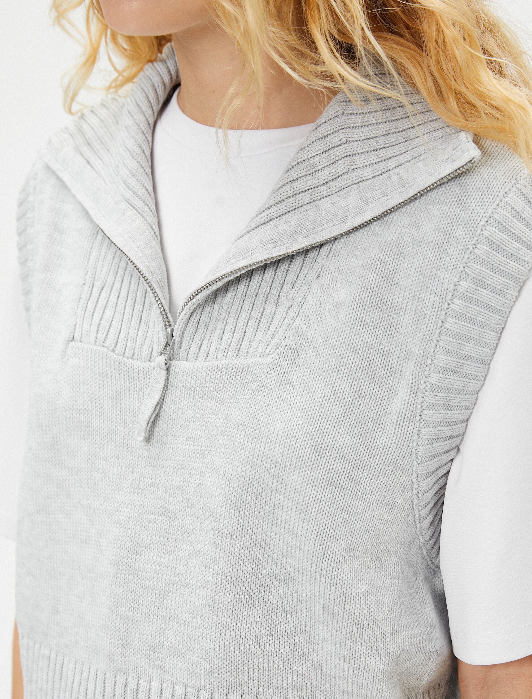   Crop Süveter Dik Yaka Yarım Fermuarlı Kolsuz Örgü