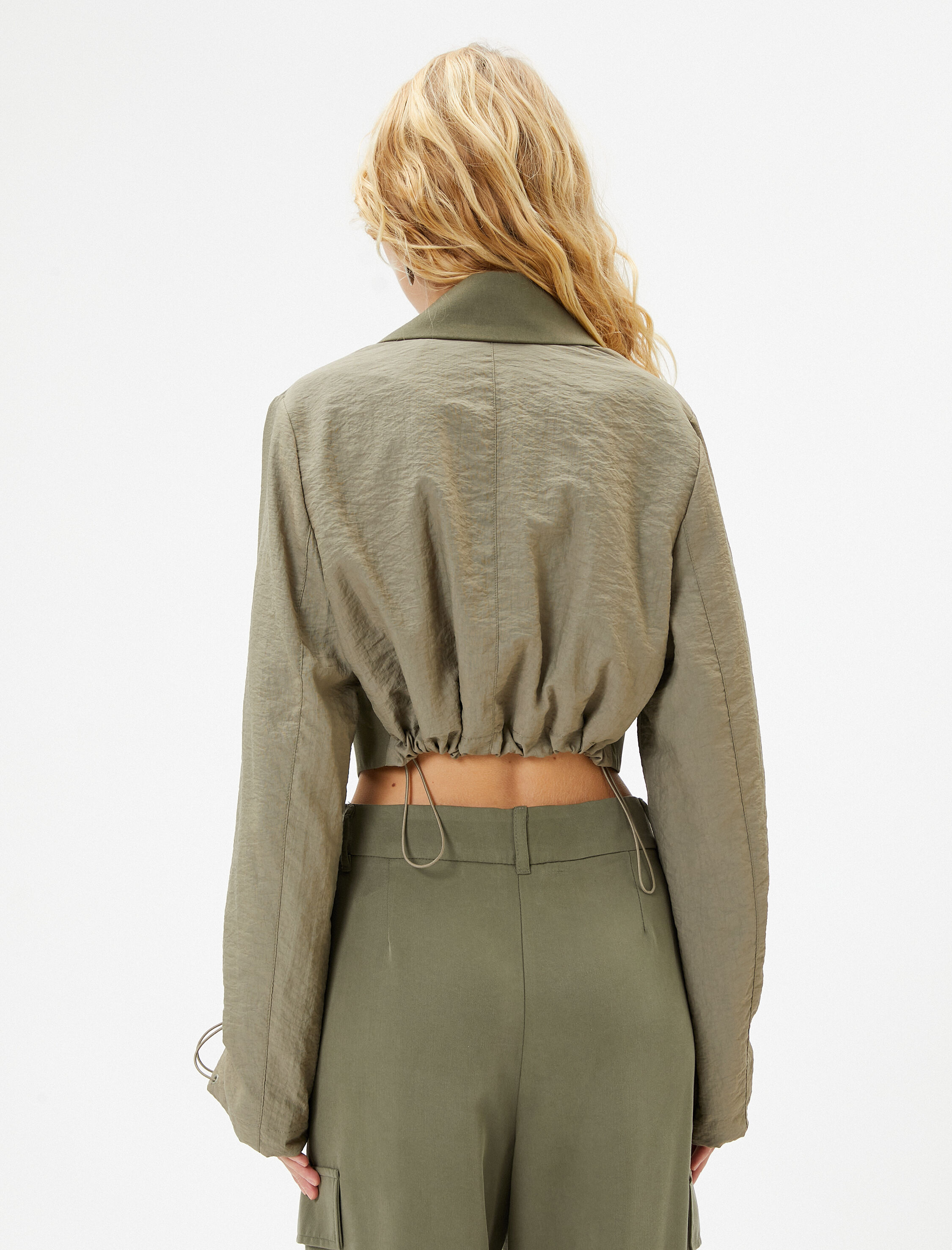   Crop Ceket Çift Kumaş Kullanımlı Manşetleri Lastikli Ters Kruvaze Yaka