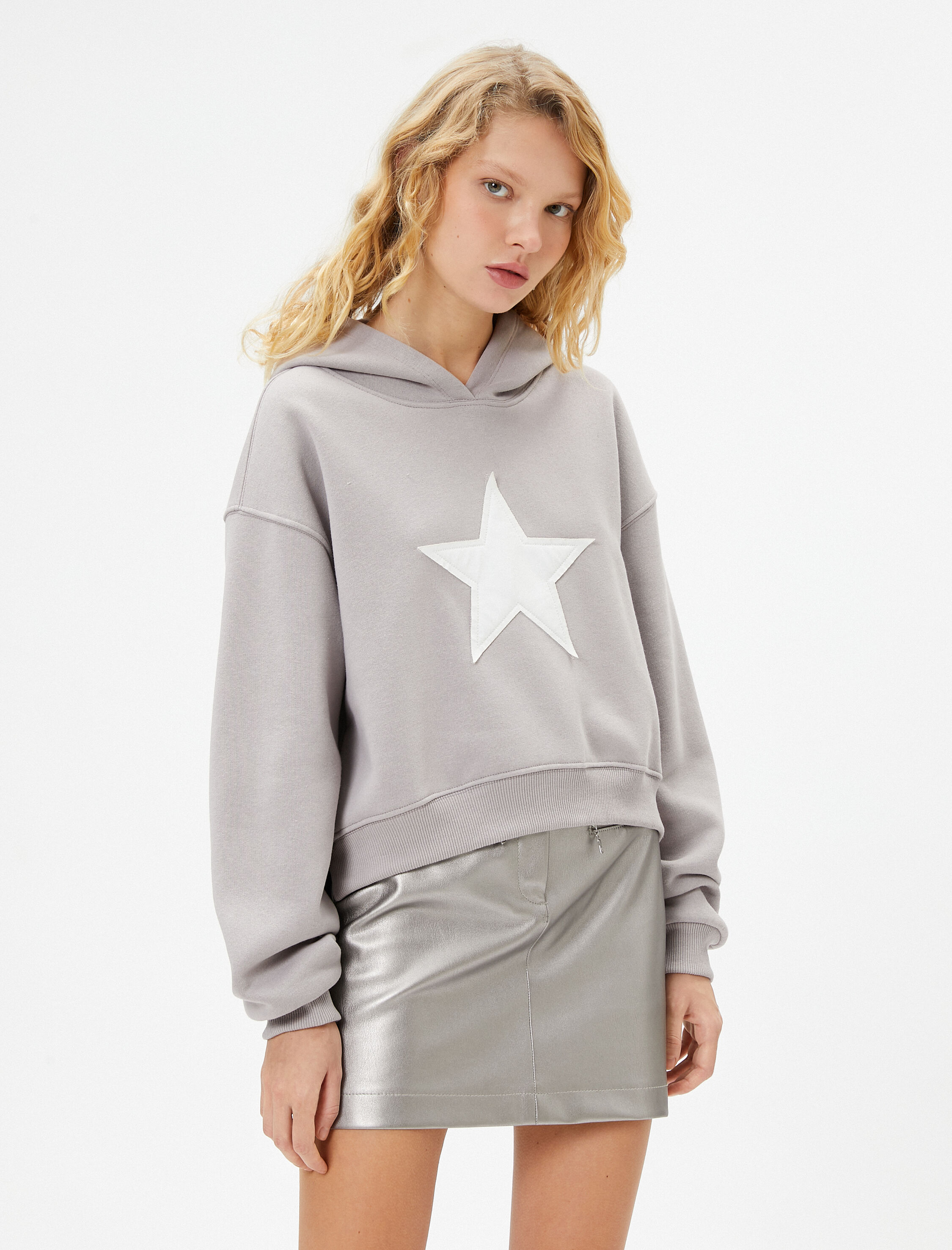   Şardonlu Crop Kapşonlu Sweatshirt Yıldız Aplike Detaylı Rahat Kalıp Uzun Kol