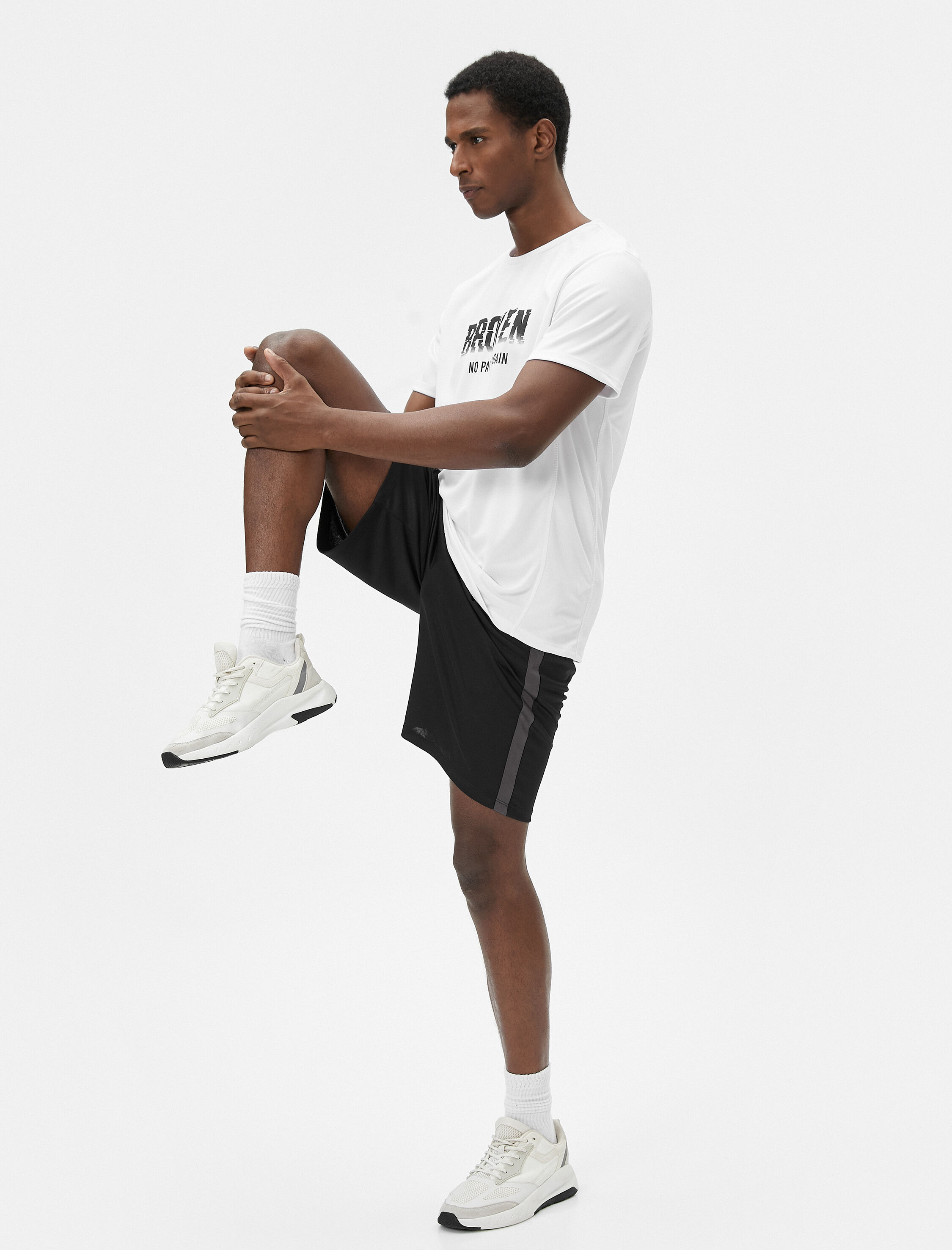   Spor Şort Beli Bağcıklı Şerit Baskılı Cep Detaylı