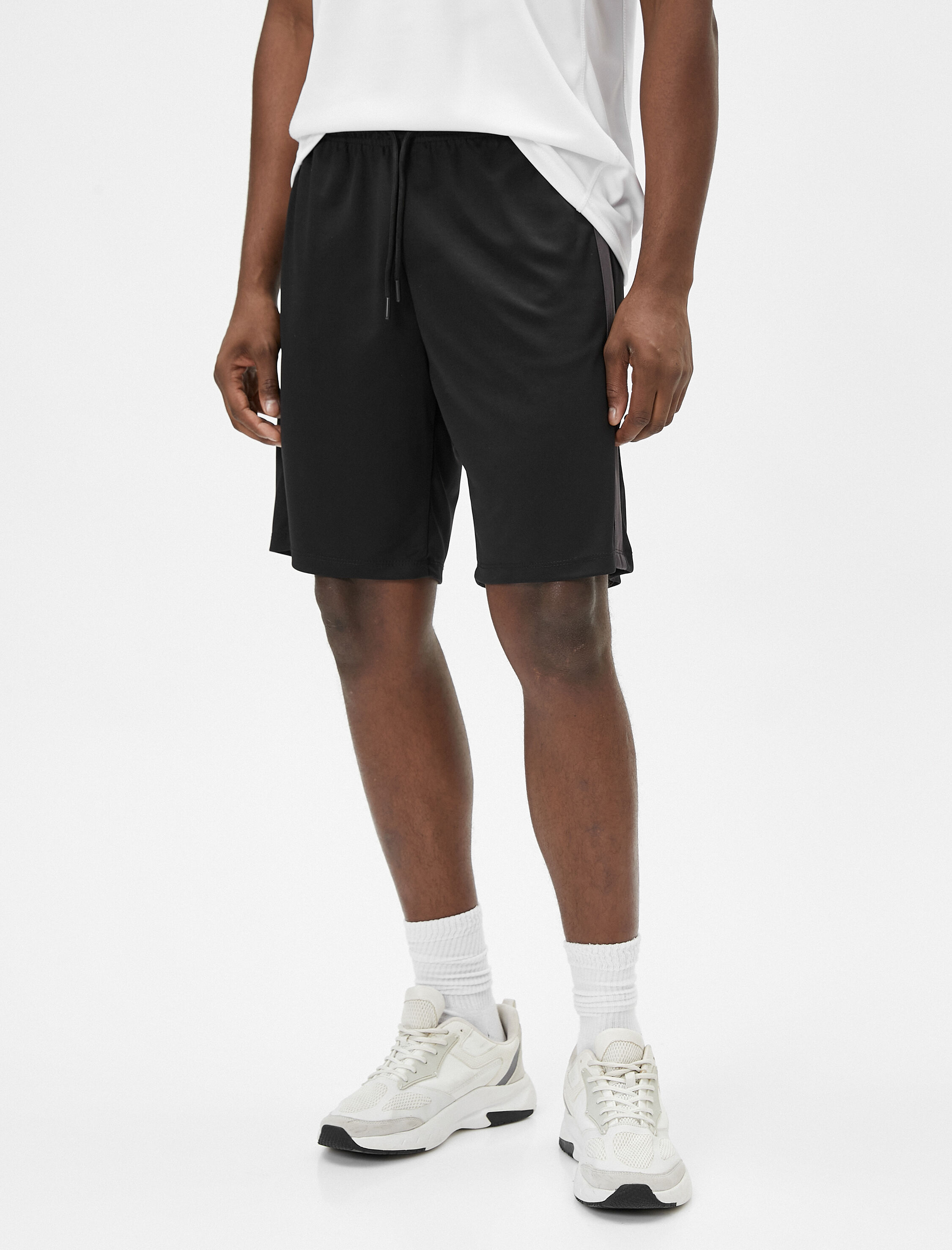   Spor Şort Beli Bağcıklı Şerit Baskılı Cep Detaylı