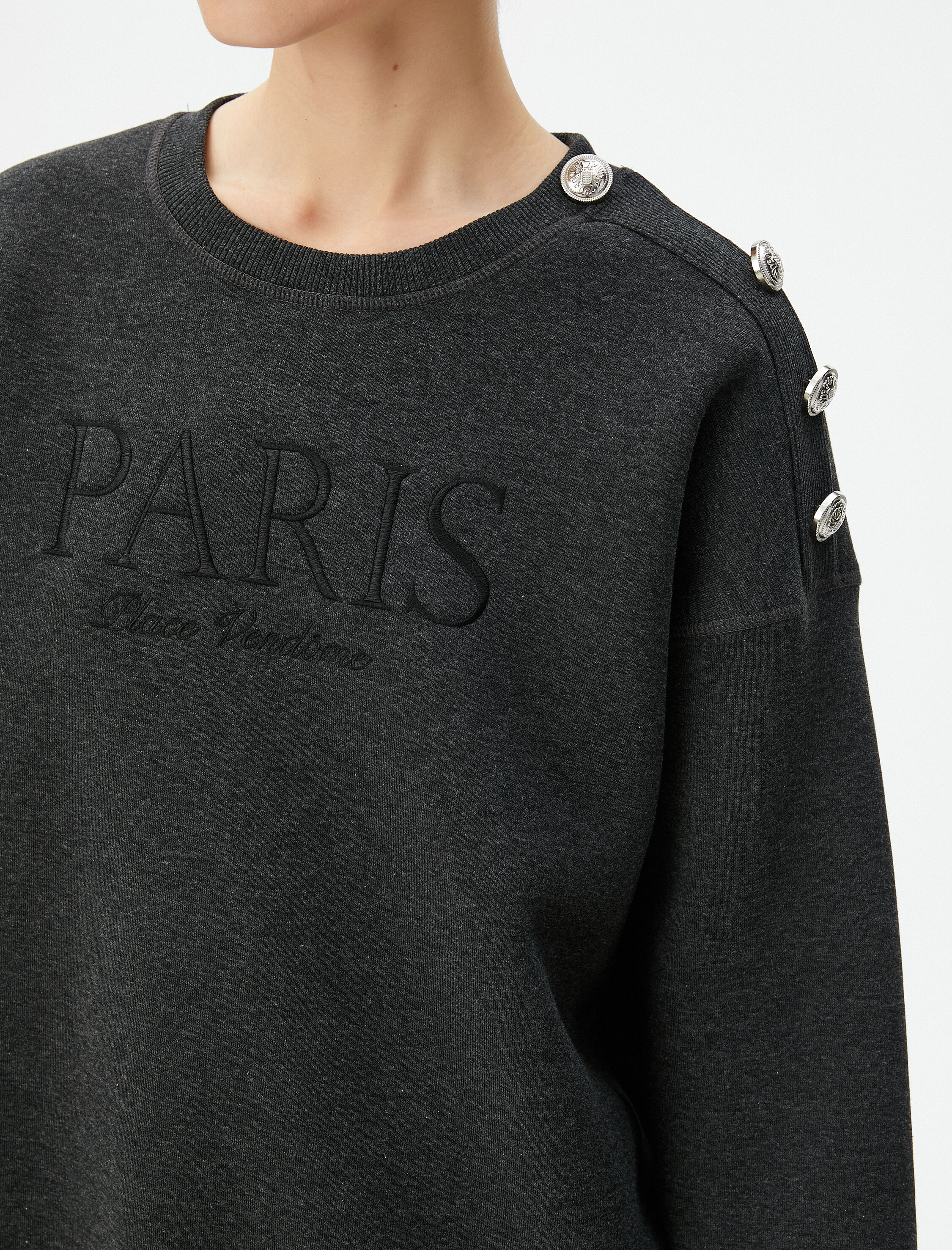   Bisiklet Yaka Sweatshit Nakışlı Düğme Detaylı