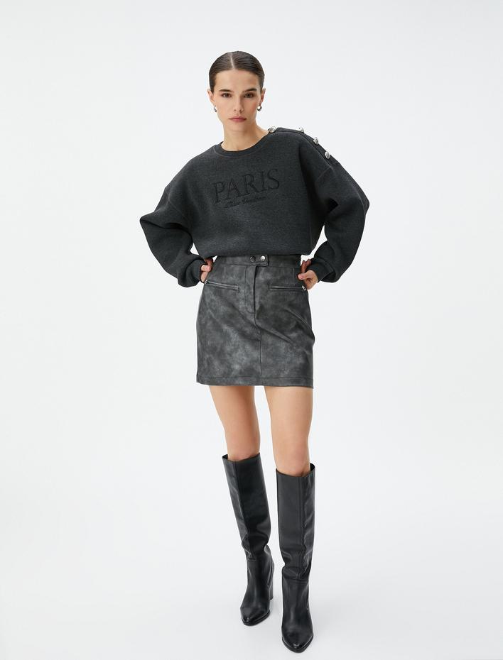  Bisiklet Yaka Sweatshit Nakışlı Düğme Detaylı