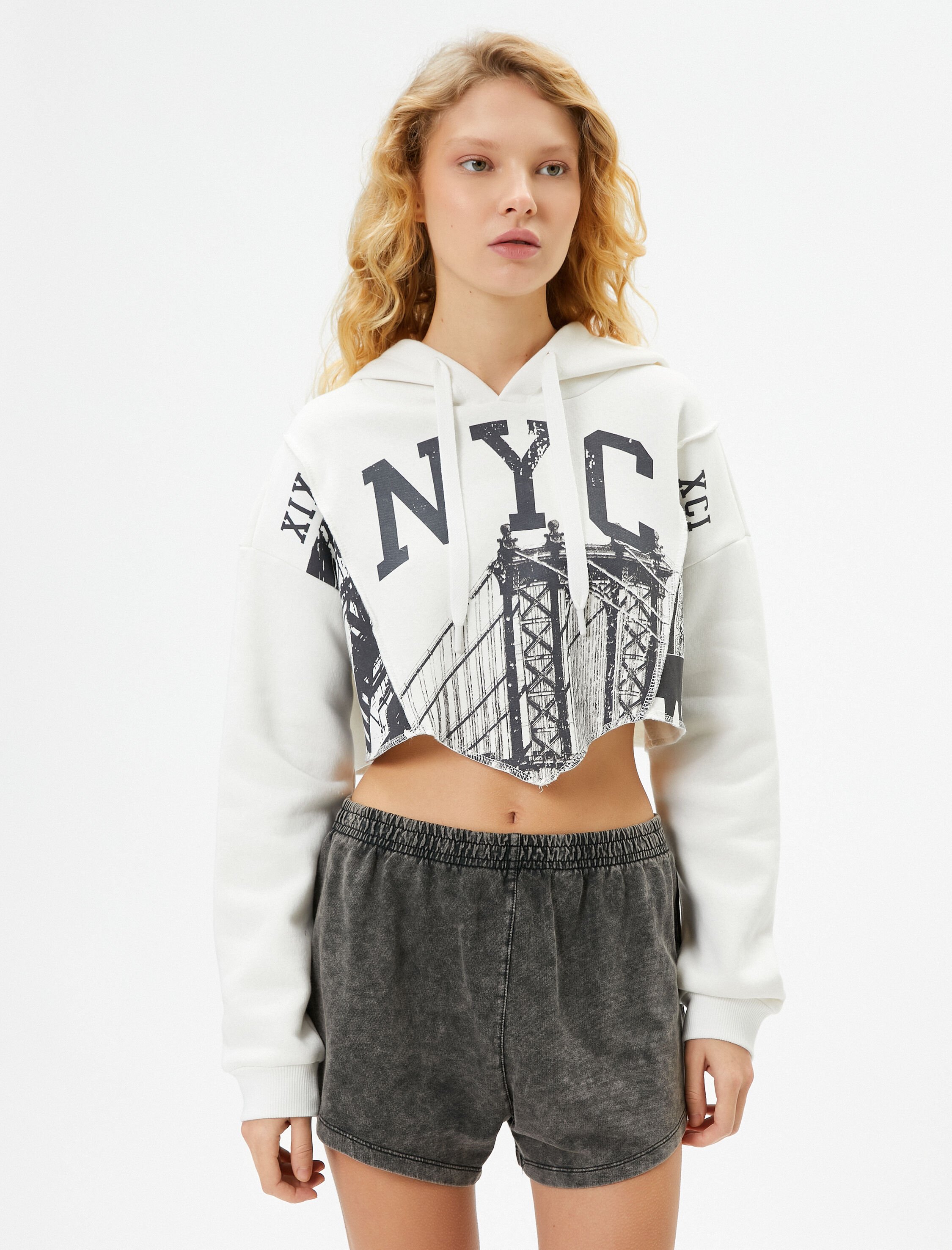   Şardonlu Crop Kapşonlu Sweatshirt Slim Fit Asimetrik Kesim Baskılı