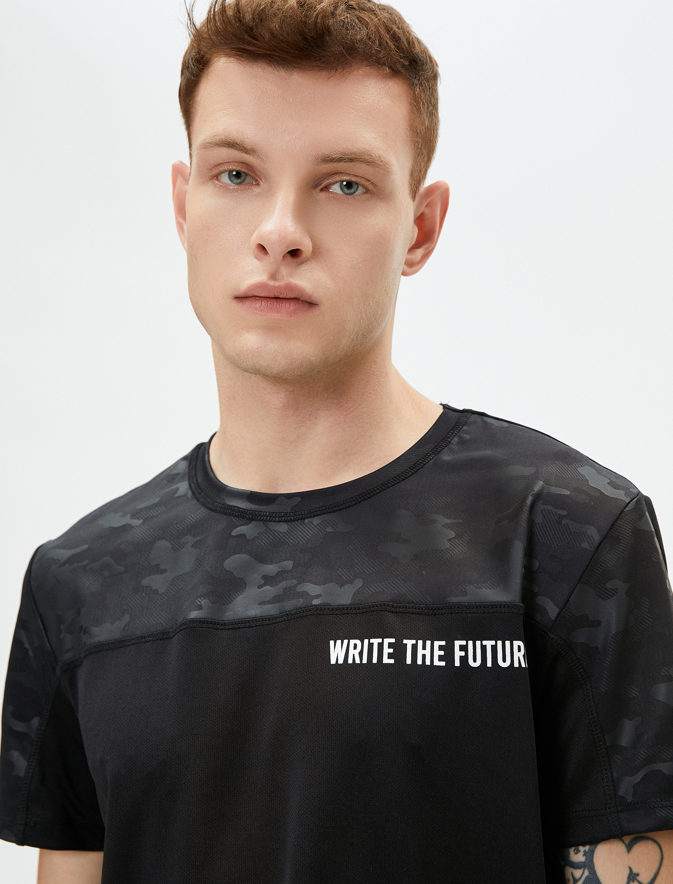   Spor Tişört Kamuflaj Detaylı Slogan Baskılı Kısa Kollu