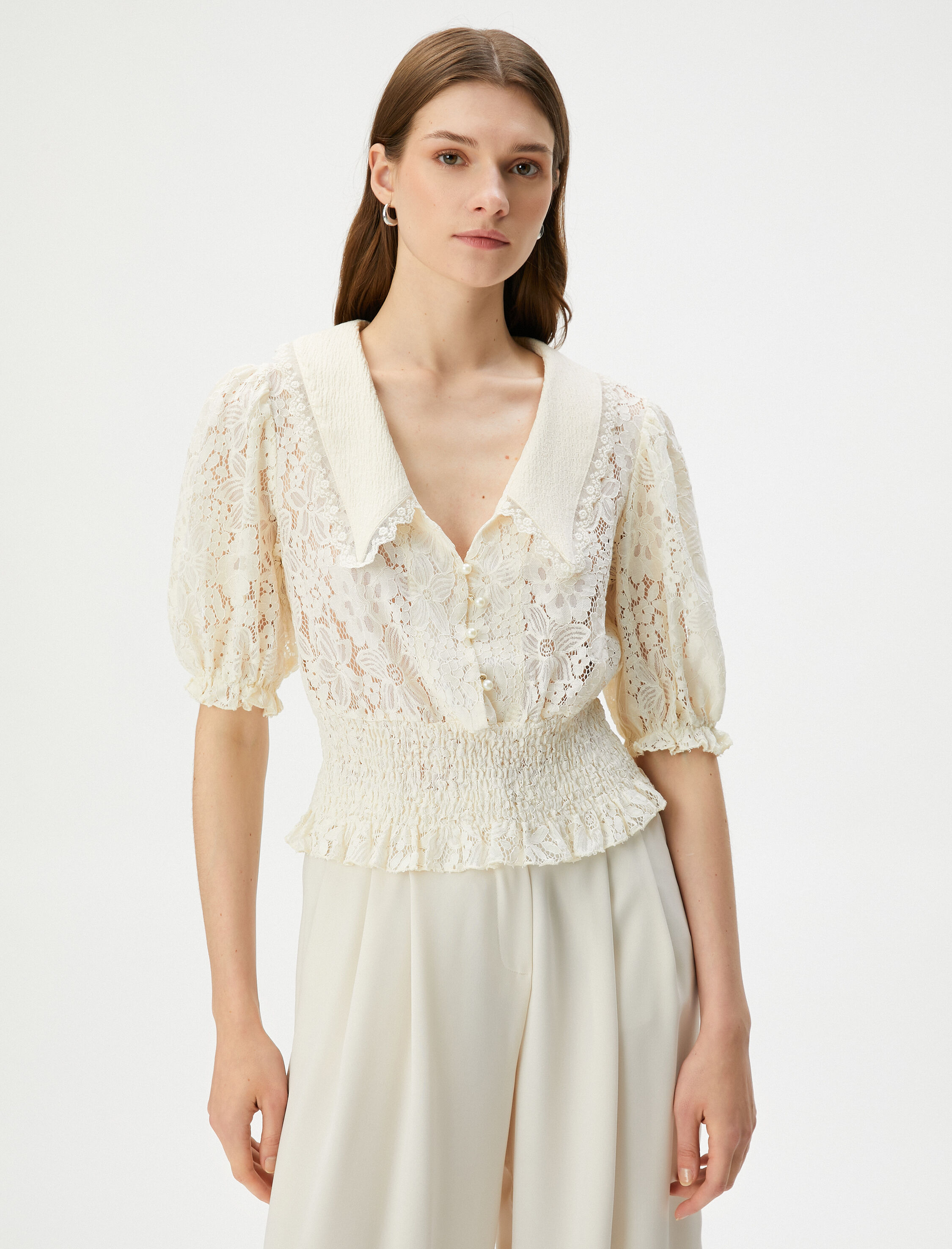   Dantelli Bluz Vintage Görünümlü İnci Düğmeli Balon Kollu Gipeli