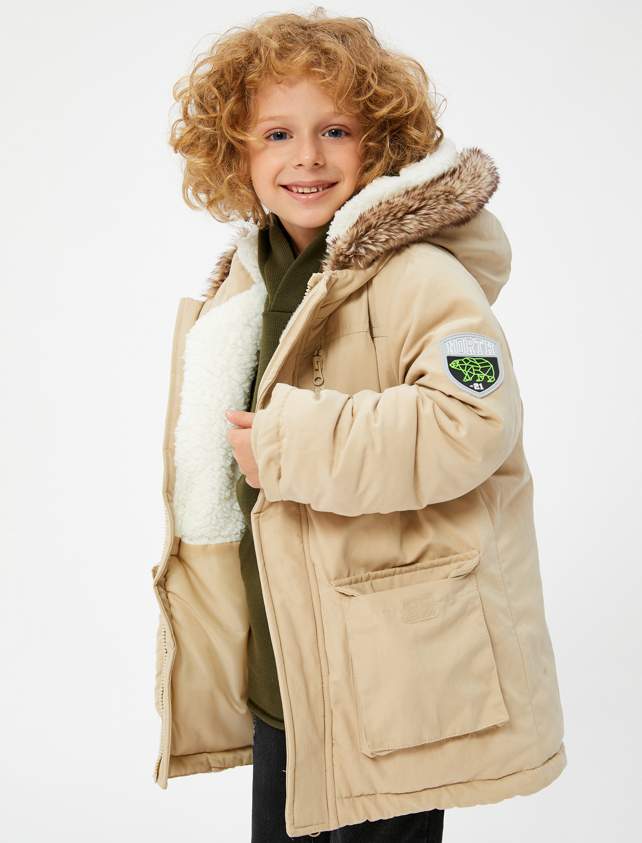 Erkek Çocuk Kapşonlu Mont Dolgulu Cepli Rüzgar Kapaklı İçi Kürklü Fermuarlı