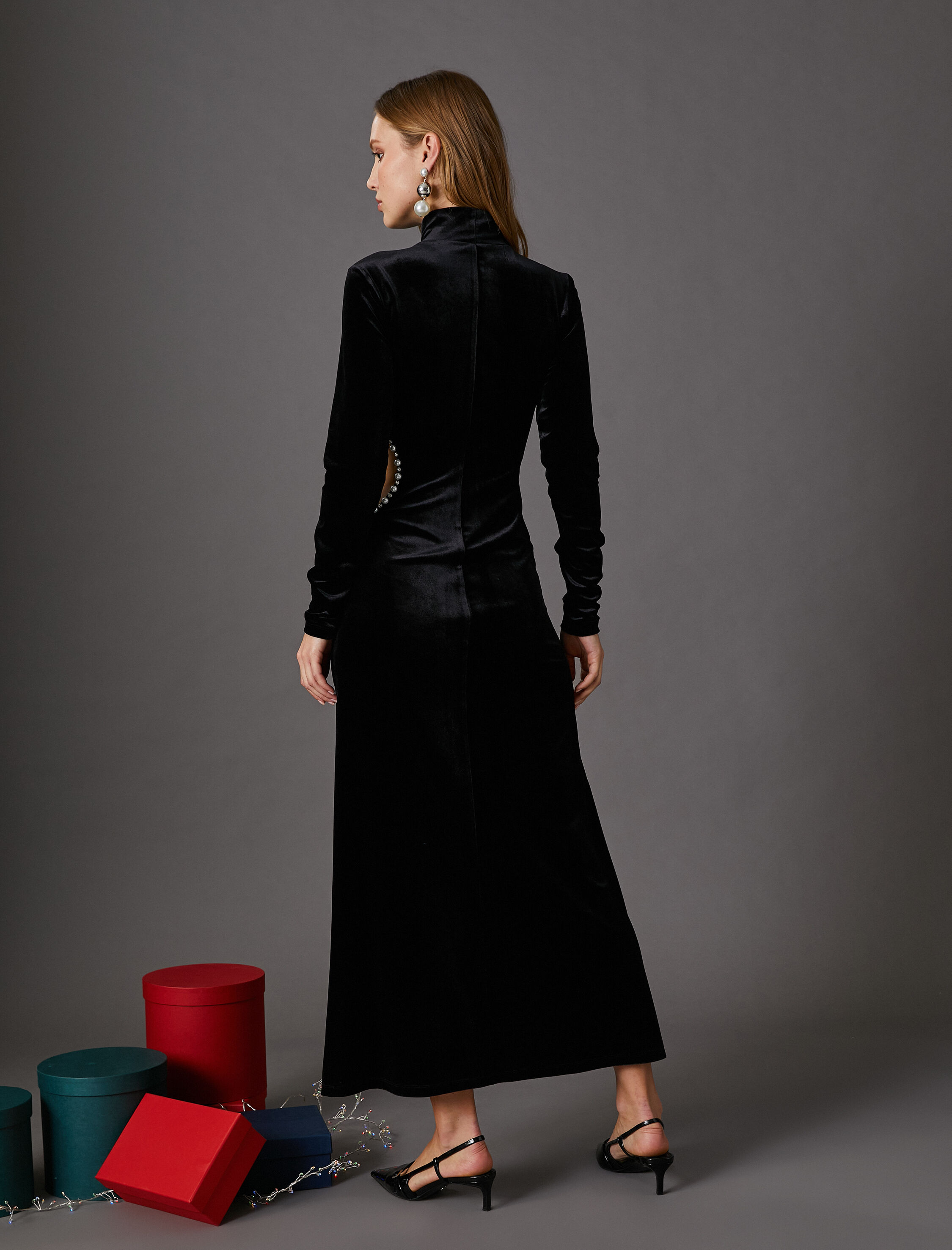   Midi Kadife Elbise Pencere Detaylı İncili Uzun Kollu Dik Yaka