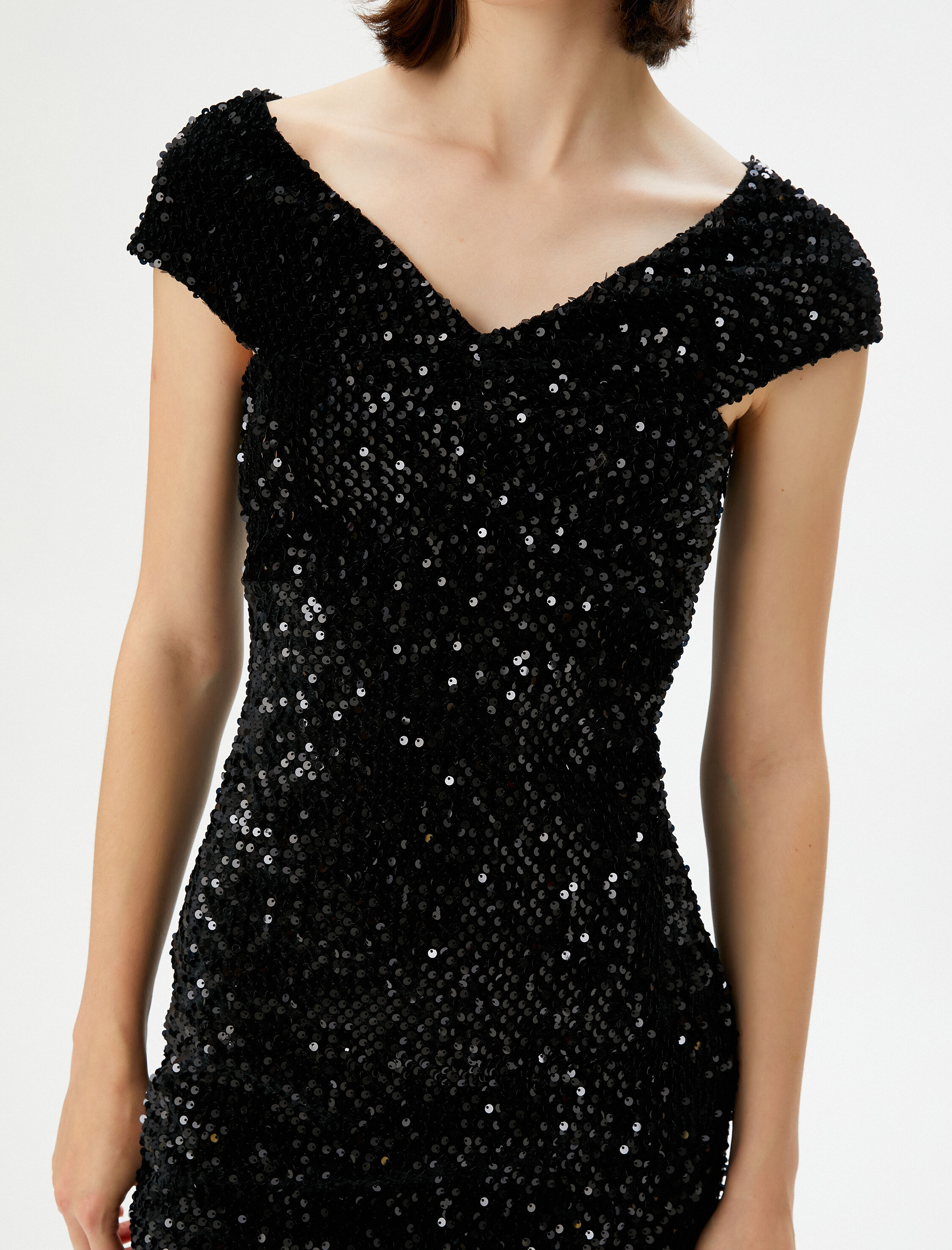   Payetli Mini Abiye Elbise V Yaka Düşük Omuz Astarlı Slim Fit