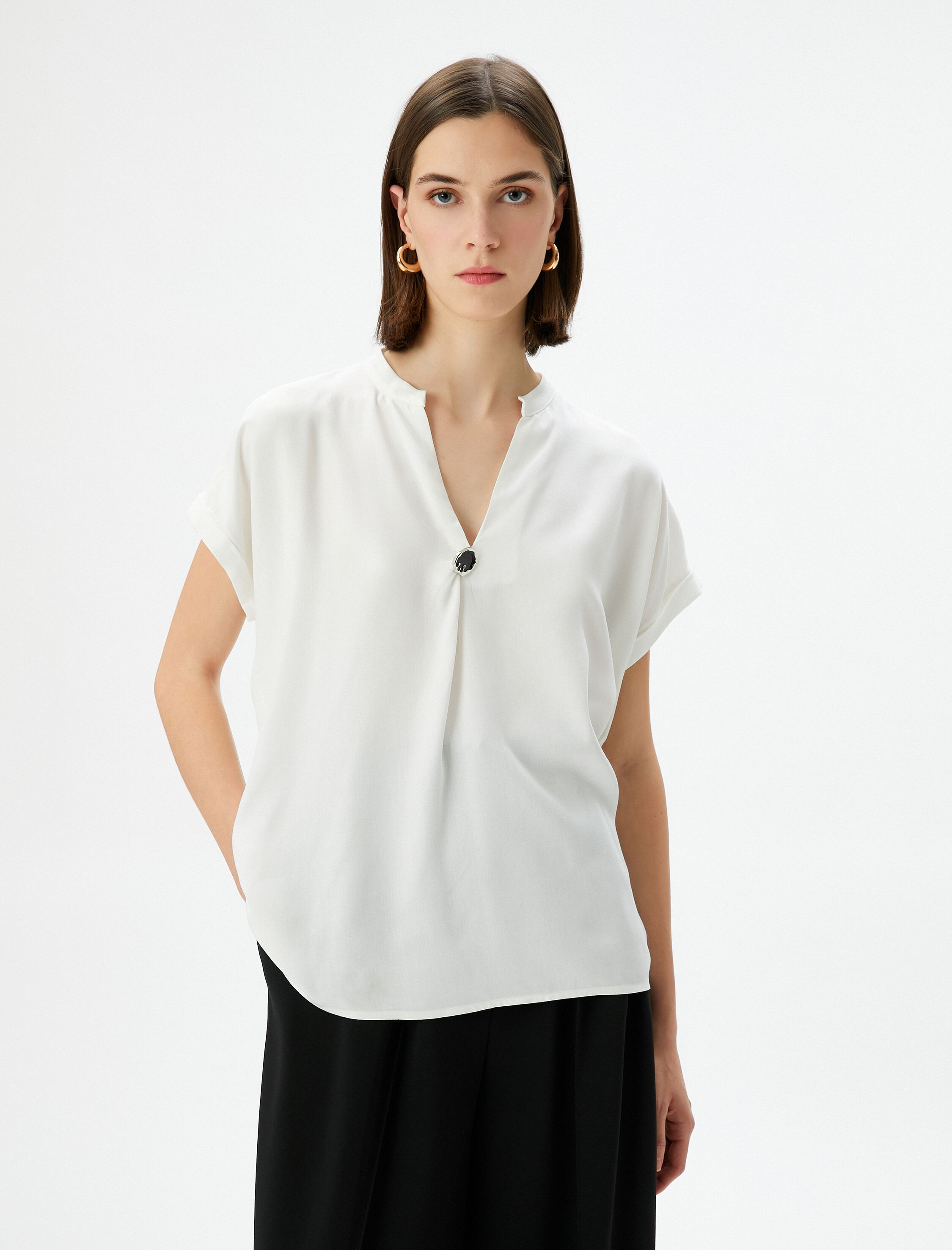   V Yaka Bluz Kısa Kollu Aksesuar Detaylı Viskon