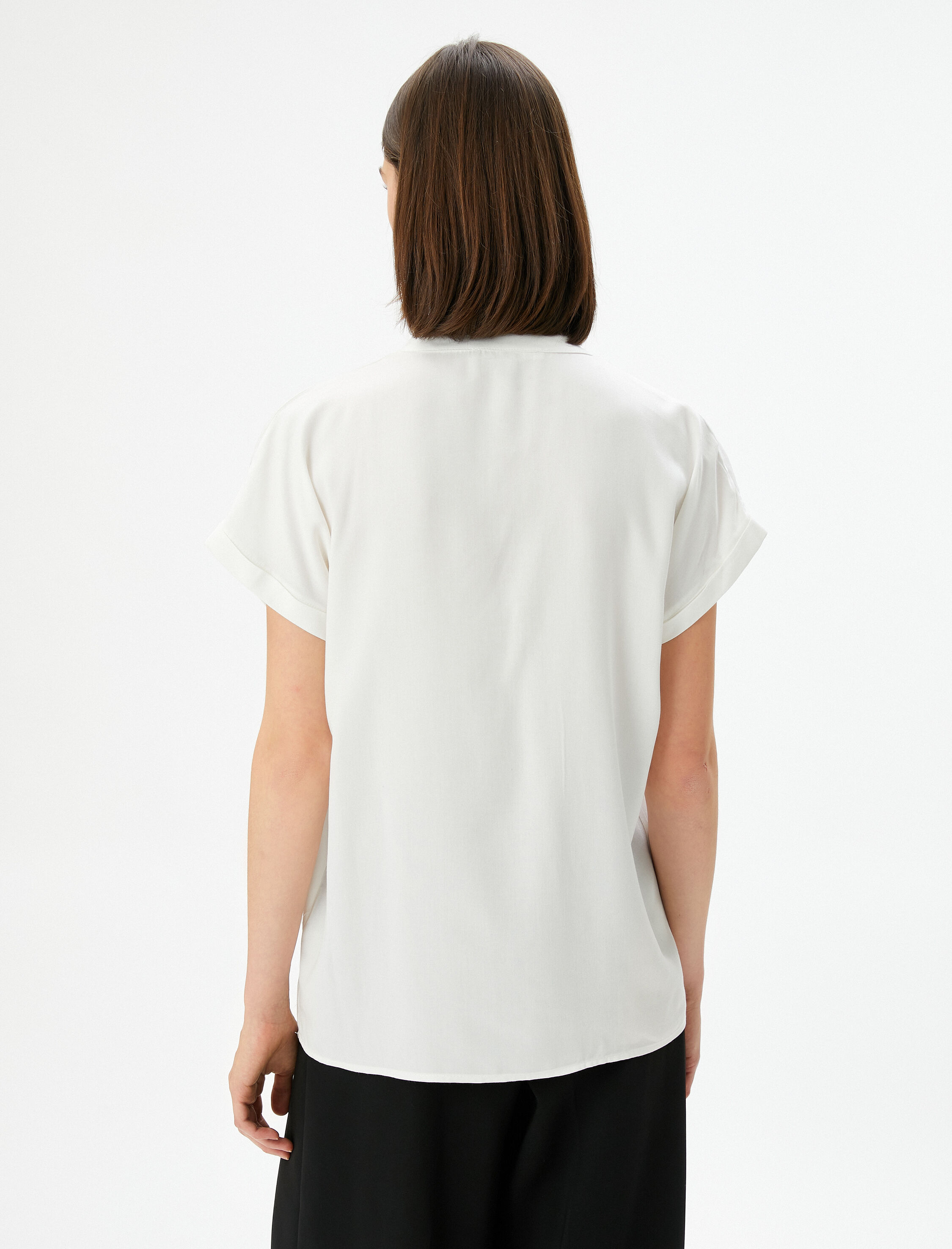   V Yaka Bluz Kısa Kollu Aksesuar Detaylı Viskon