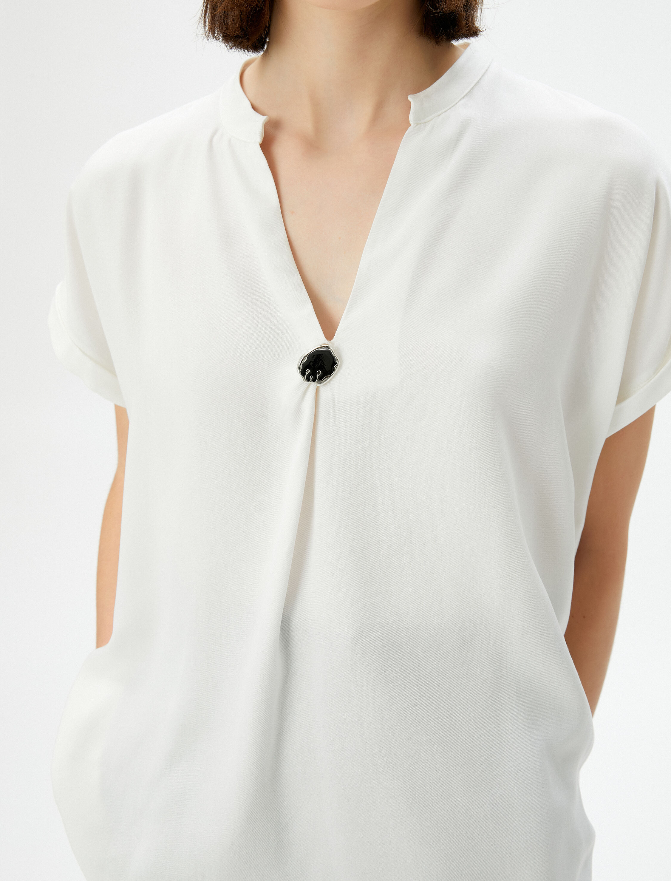   V Yaka Bluz Kısa Kollu Aksesuar Detaylı Viskon