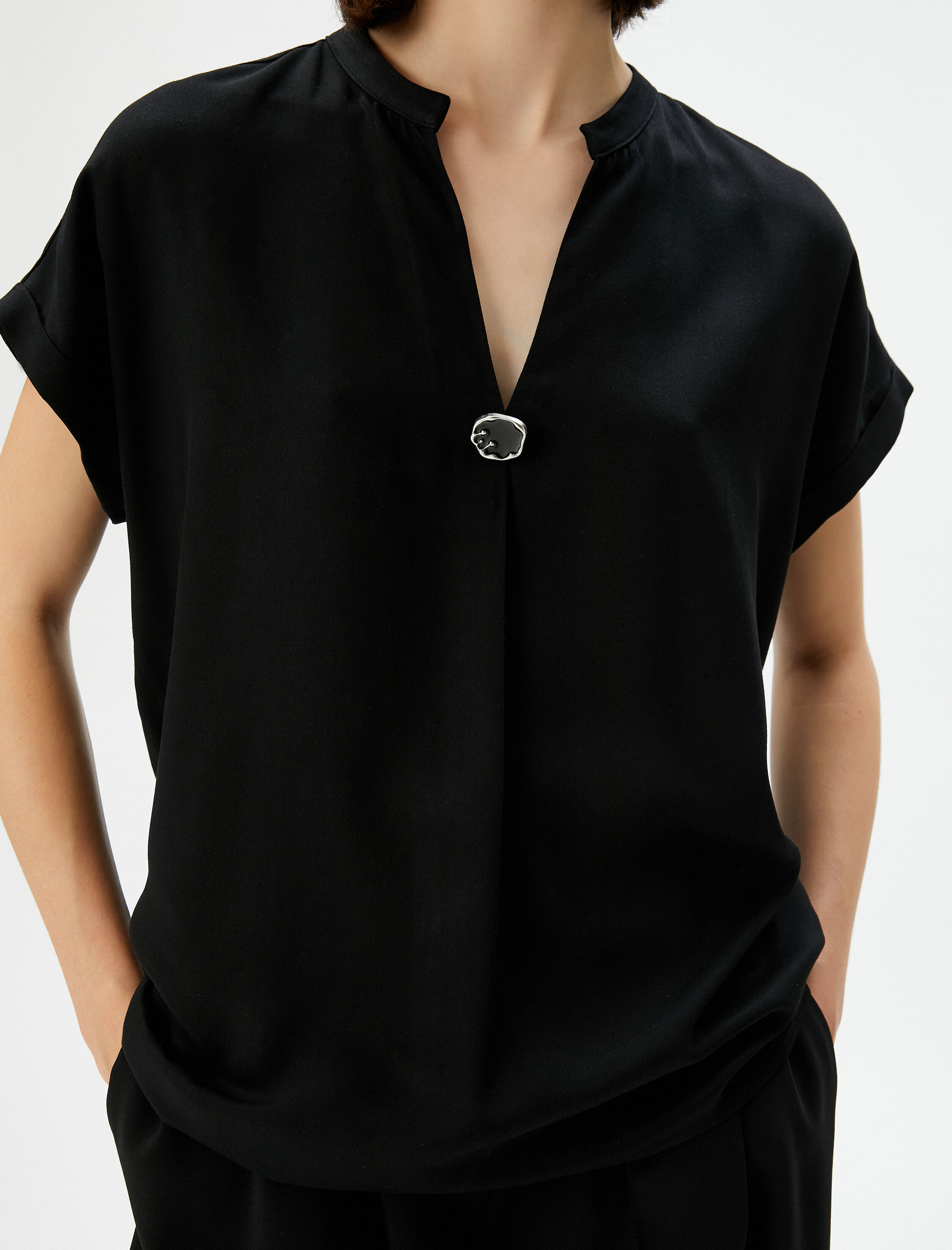   V Yaka Bluz Kısa Kollu Aksesuar Detaylı Viskon