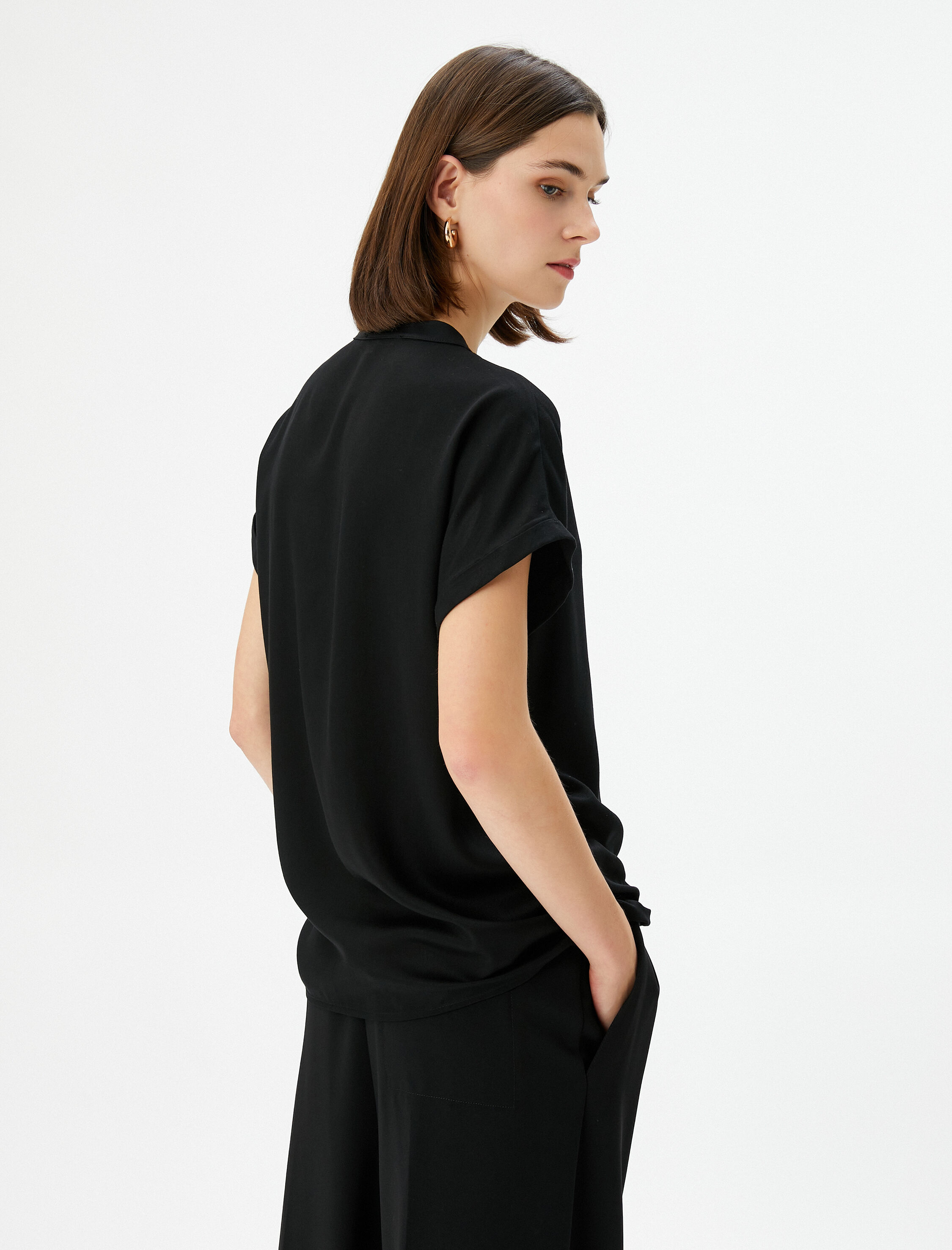   V Yaka Bluz Kısa Kollu Aksesuar Detaylı Viskon