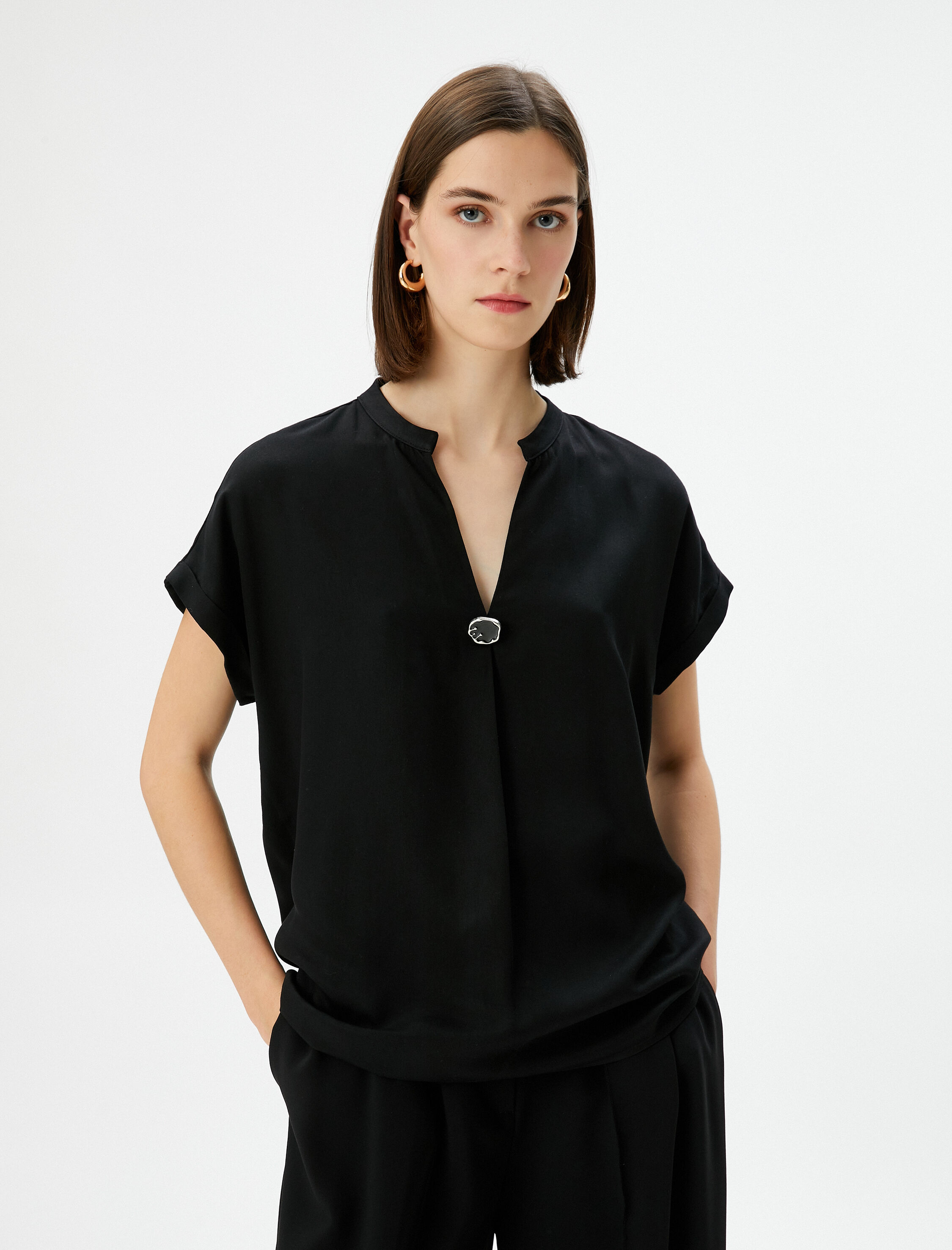   V Yaka Bluz Kısa Kollu Aksesuar Detaylı Viskon