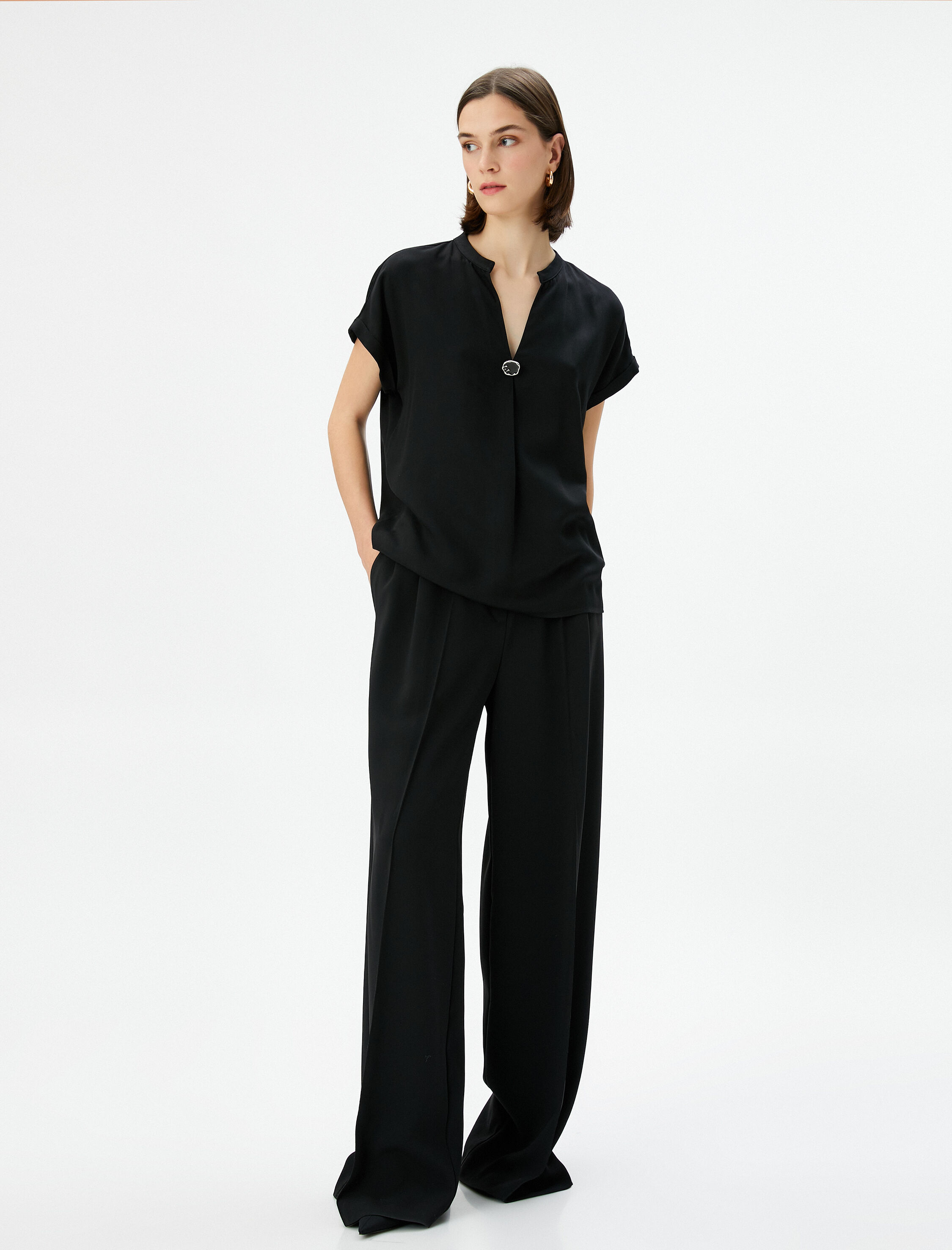   V Yaka Bluz Kısa Kollu Aksesuar Detaylı Viskon