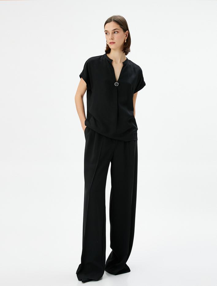  V Yaka Bluz Kısa Kollu Aksesuar Detaylı Viskon