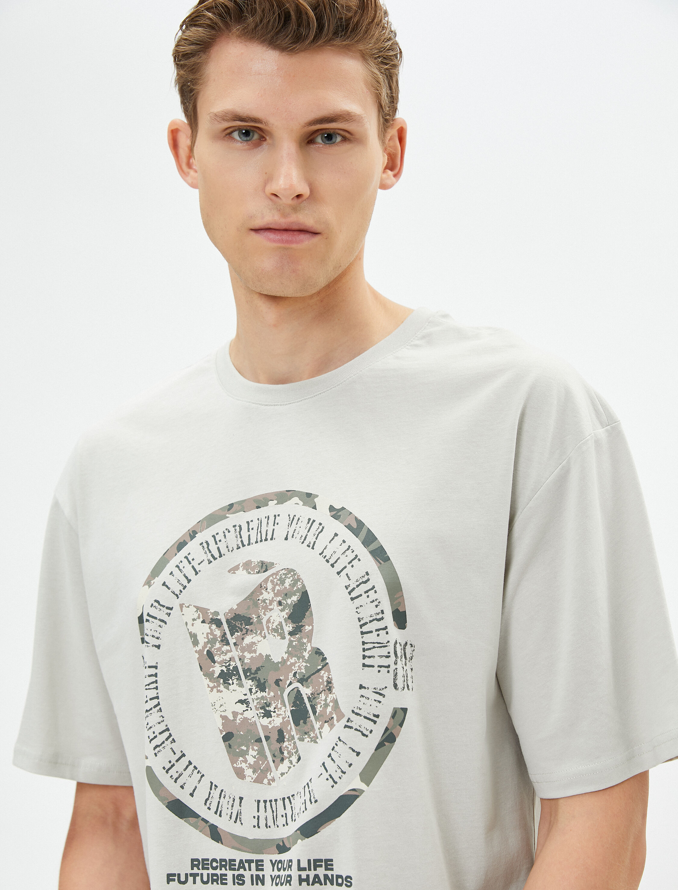   Slogan Baskılı Tişört Kamuflaj Detaylı Bisiklet Yaka Kısa Kollu