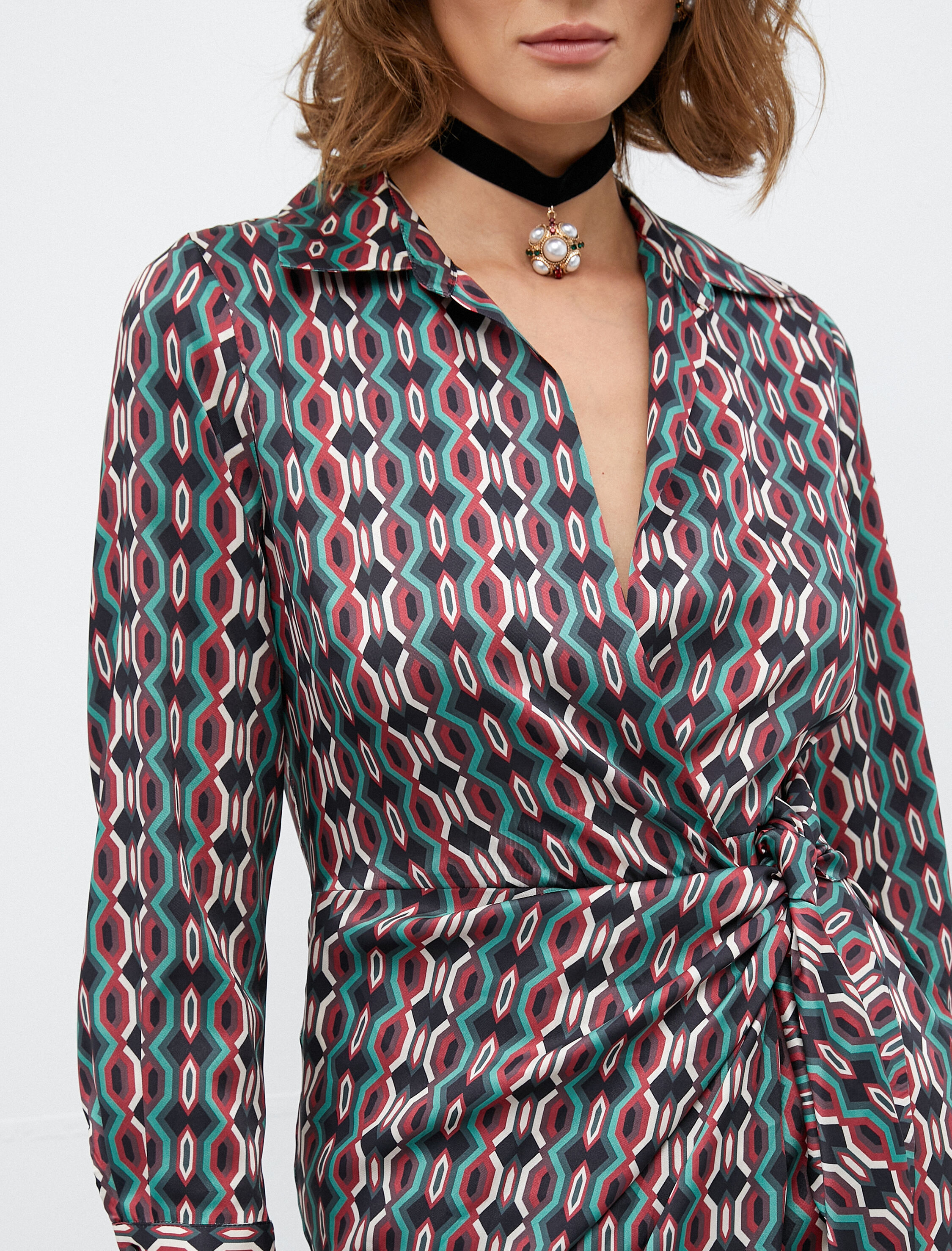   Melis Ağazat X Koton - Anvelop Geometrik Desenli Saten Elbise Fiyonk Detaylı