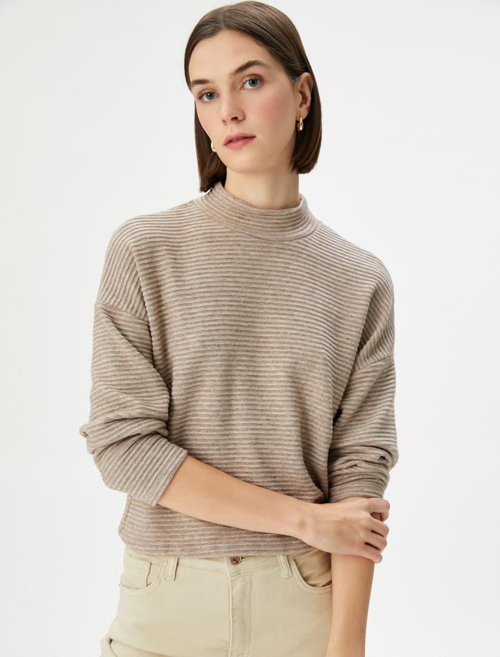  Dik Yaka Kazak Dokulu Düşük Omuzlu