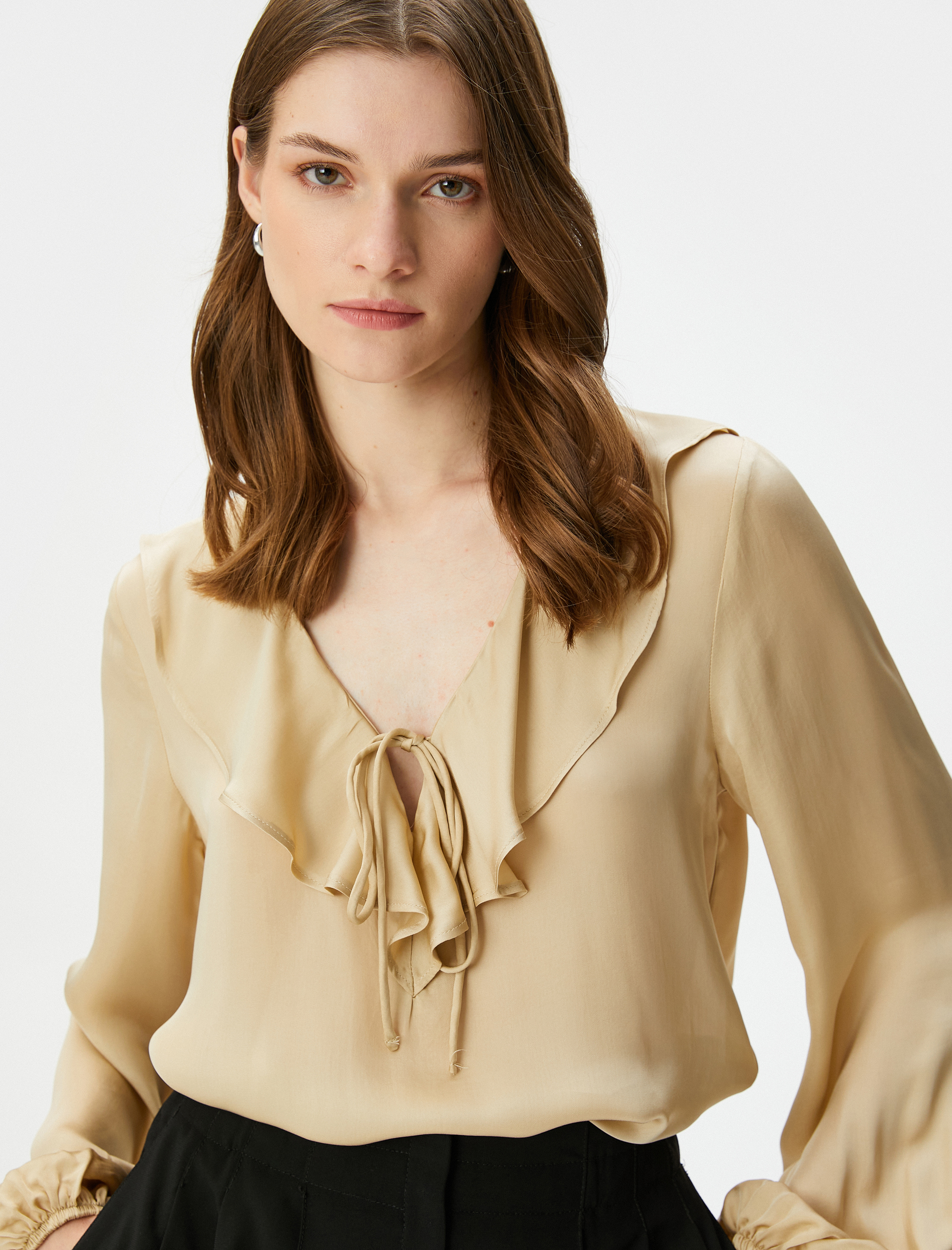   Saten Bluz V Fırfırlı Yaka Bağlama Detaylı Uzun Kollu
