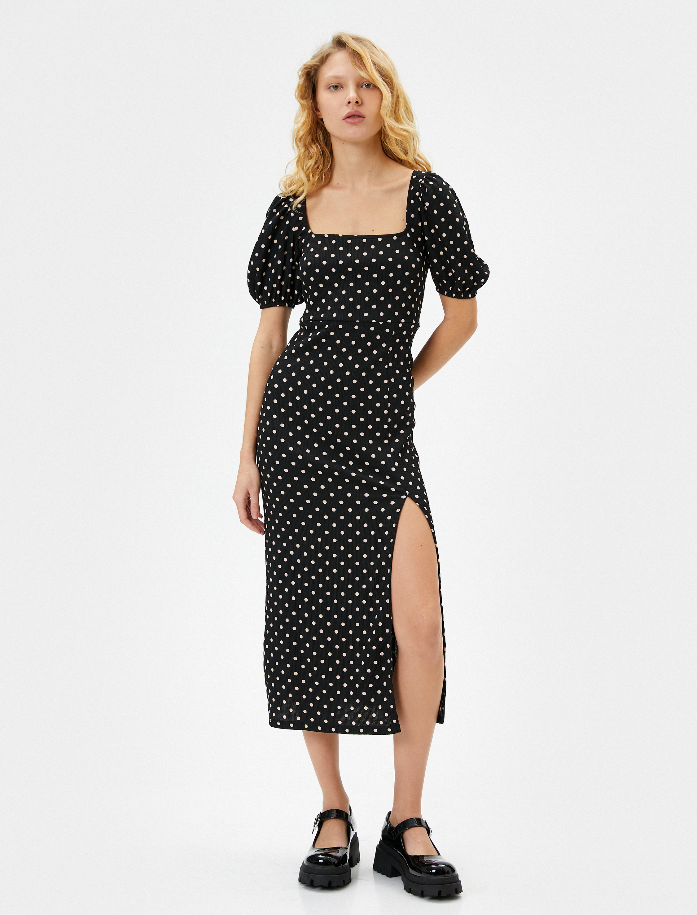   Puantiyeli Elbise Arakası Bağlamalı Pencere Detaylı Midi Boy Kısa Balon Kollu Kare Yaka Bürümcük