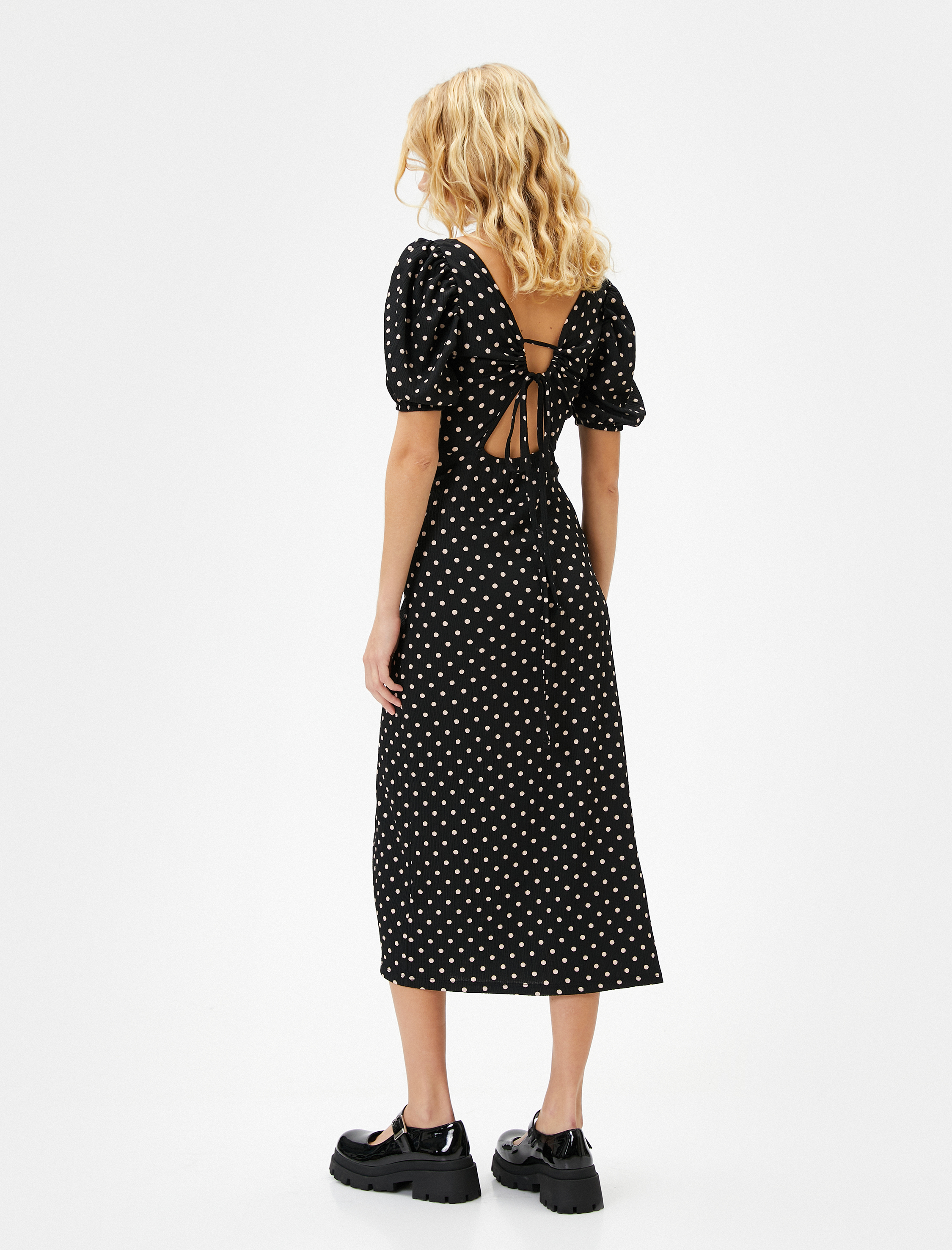   Puantiyeli Elbise Arakası Bağlamalı Pencere Detaylı Midi Boy Kısa Balon Kollu Kare Yaka Bürümcük