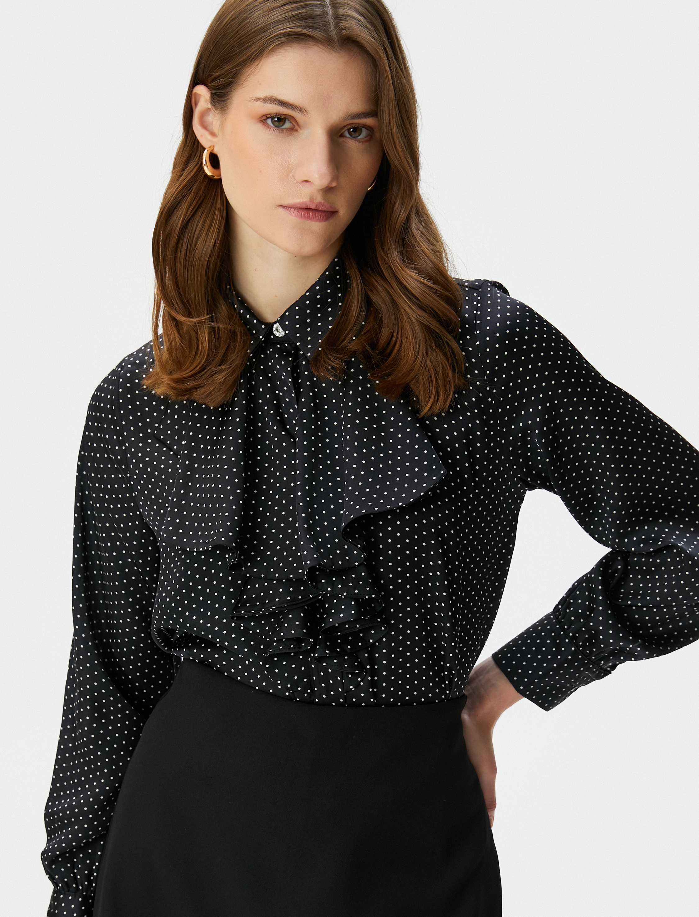   Puantiyeli Gömlek Fırfırlı Yaka Parlak Taş Düğmeli