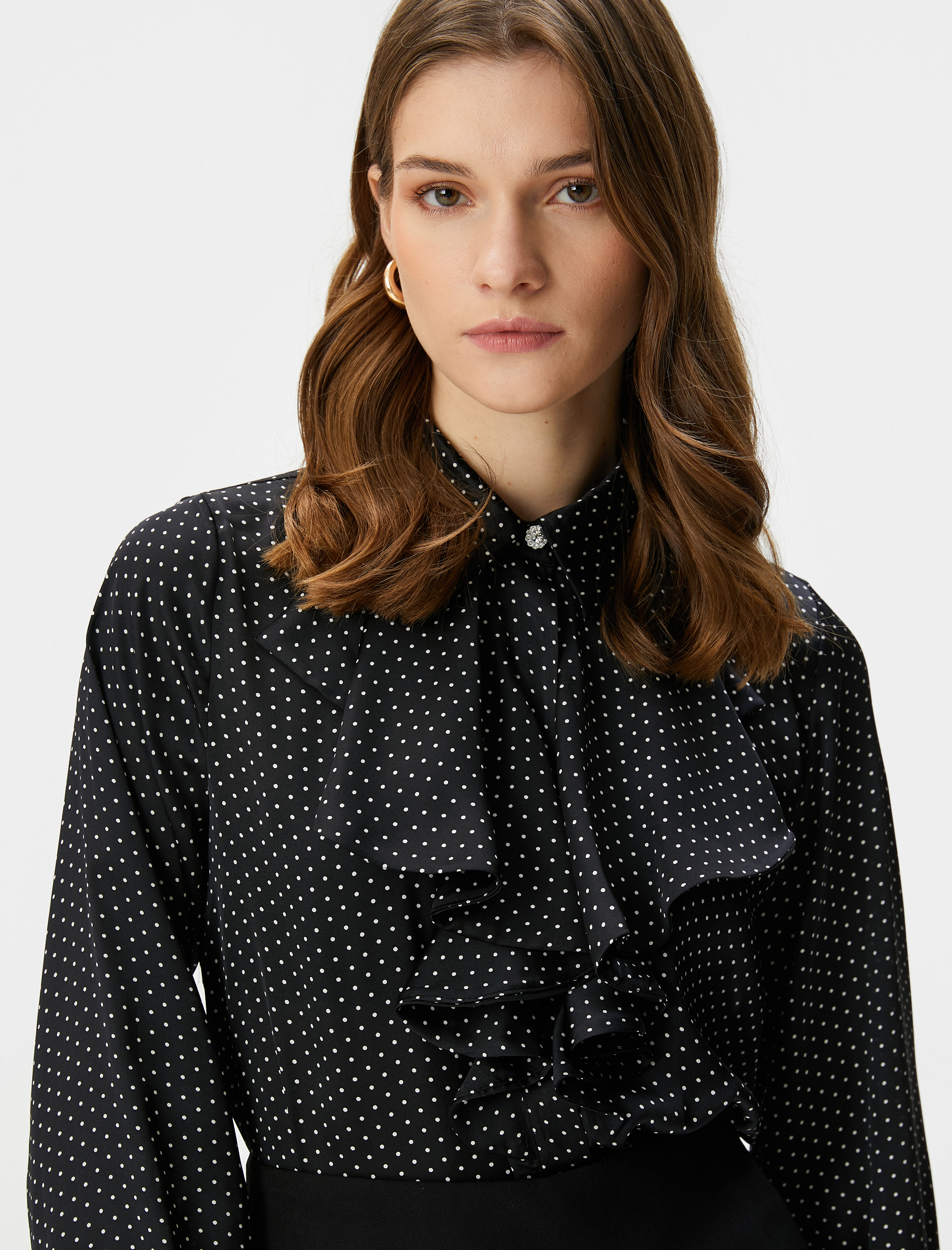   Puantiyeli Gömlek Fırfırlı Yaka Parlak Taş Düğmeli