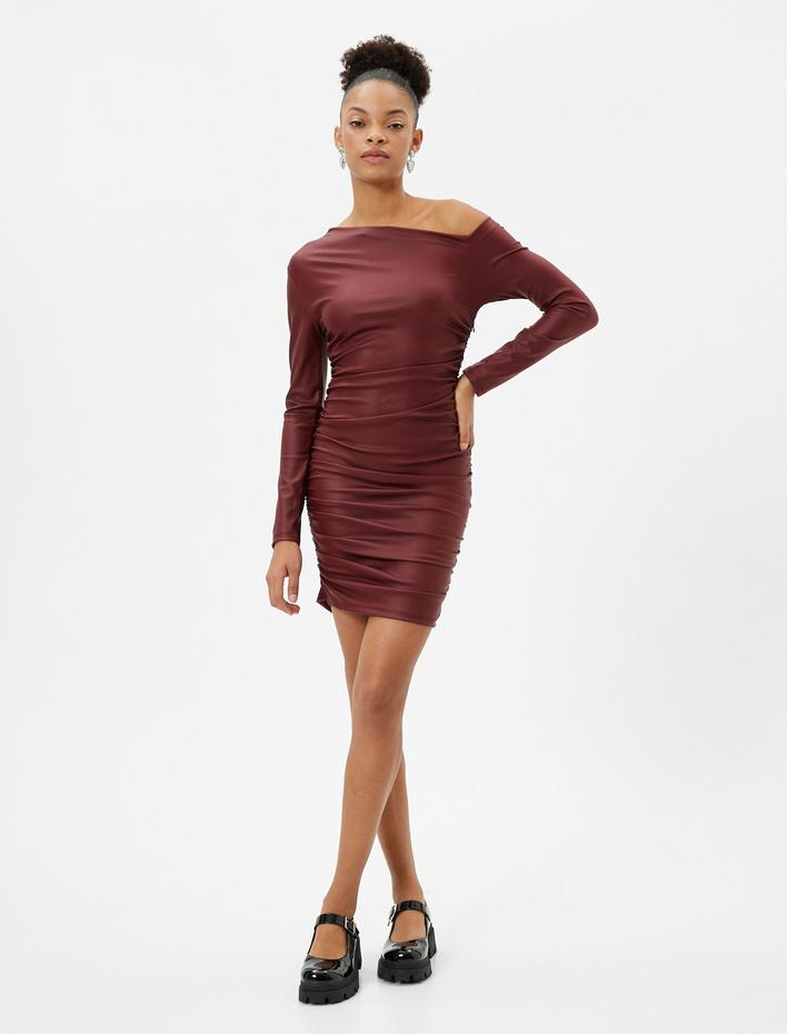  Deri Görünümlü Mini Kalem Elbise Omzu Açık Asimetrik Yaka Drapeli Uzun Kollu