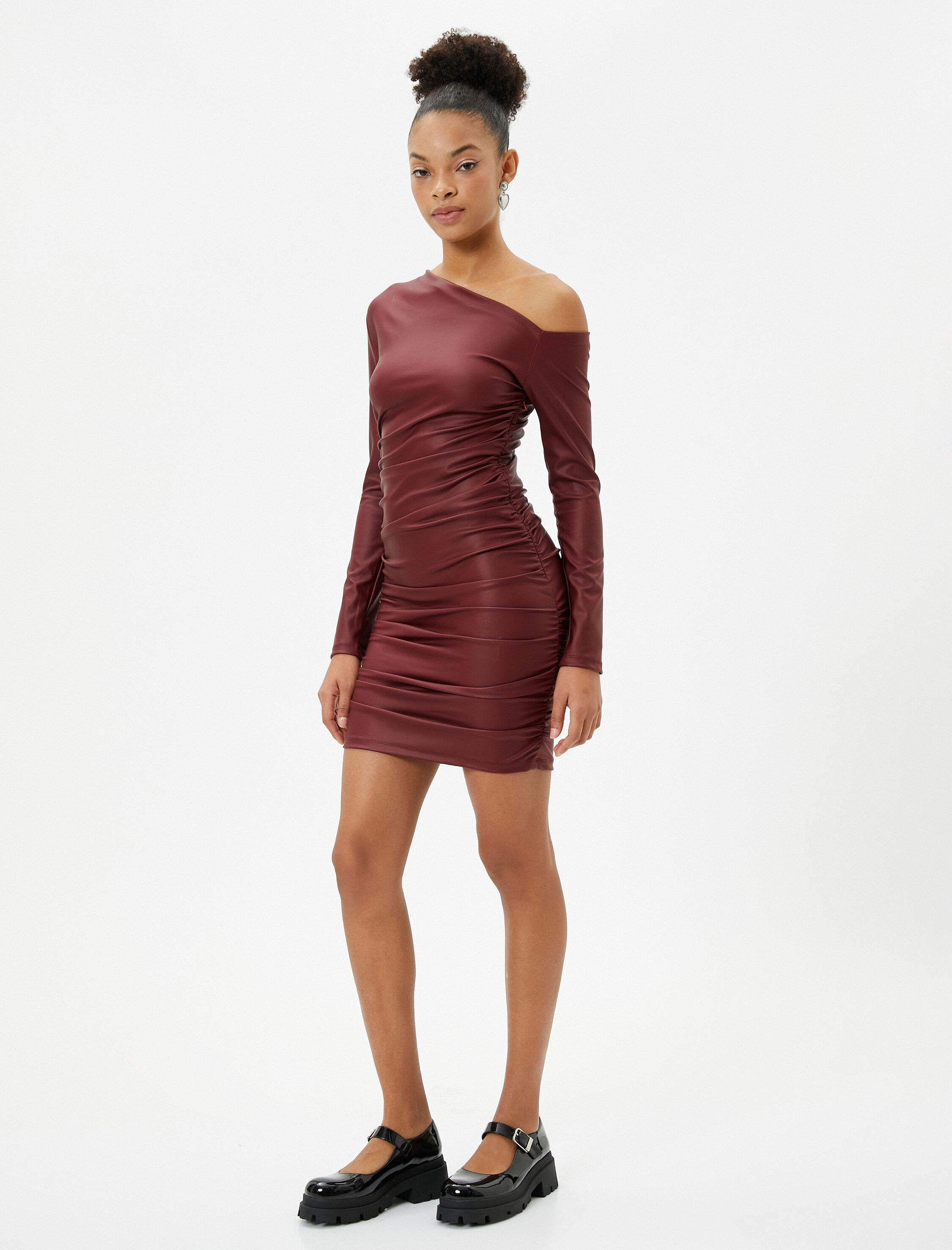   Deri Görünümlü Mini Kalem Elbise Omzu Açık Asimetrik Yaka Drapeli Uzun Kollu