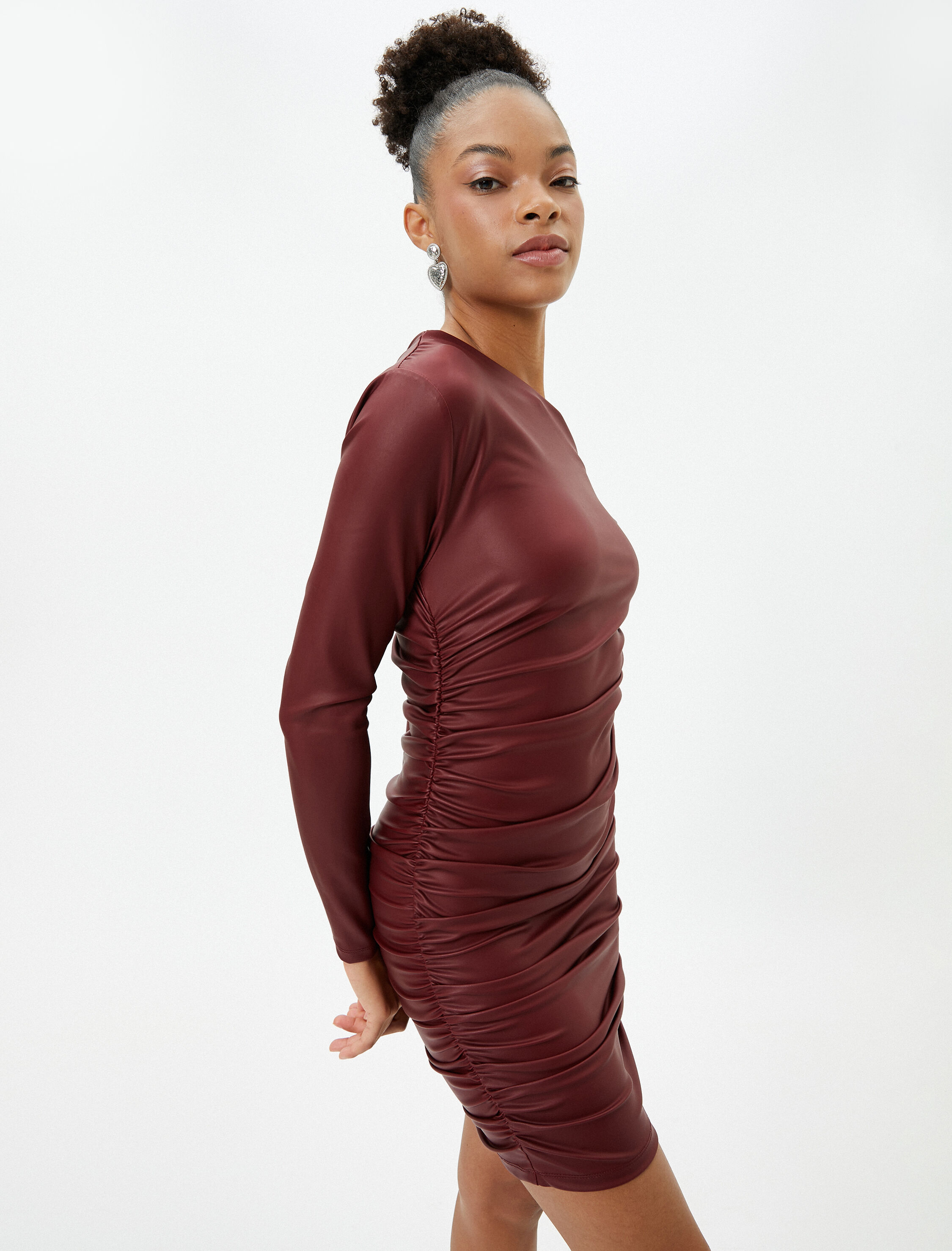   Deri Görünümlü Mini Kalem Elbise Omzu Açık Asimetrik Yaka Drapeli Uzun Kollu