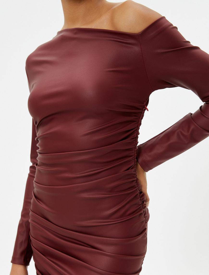   Deri Görünümlü Mini Kalem Elbise Omzu Açık Asimetrik Yaka Drapeli Uzun Kollu