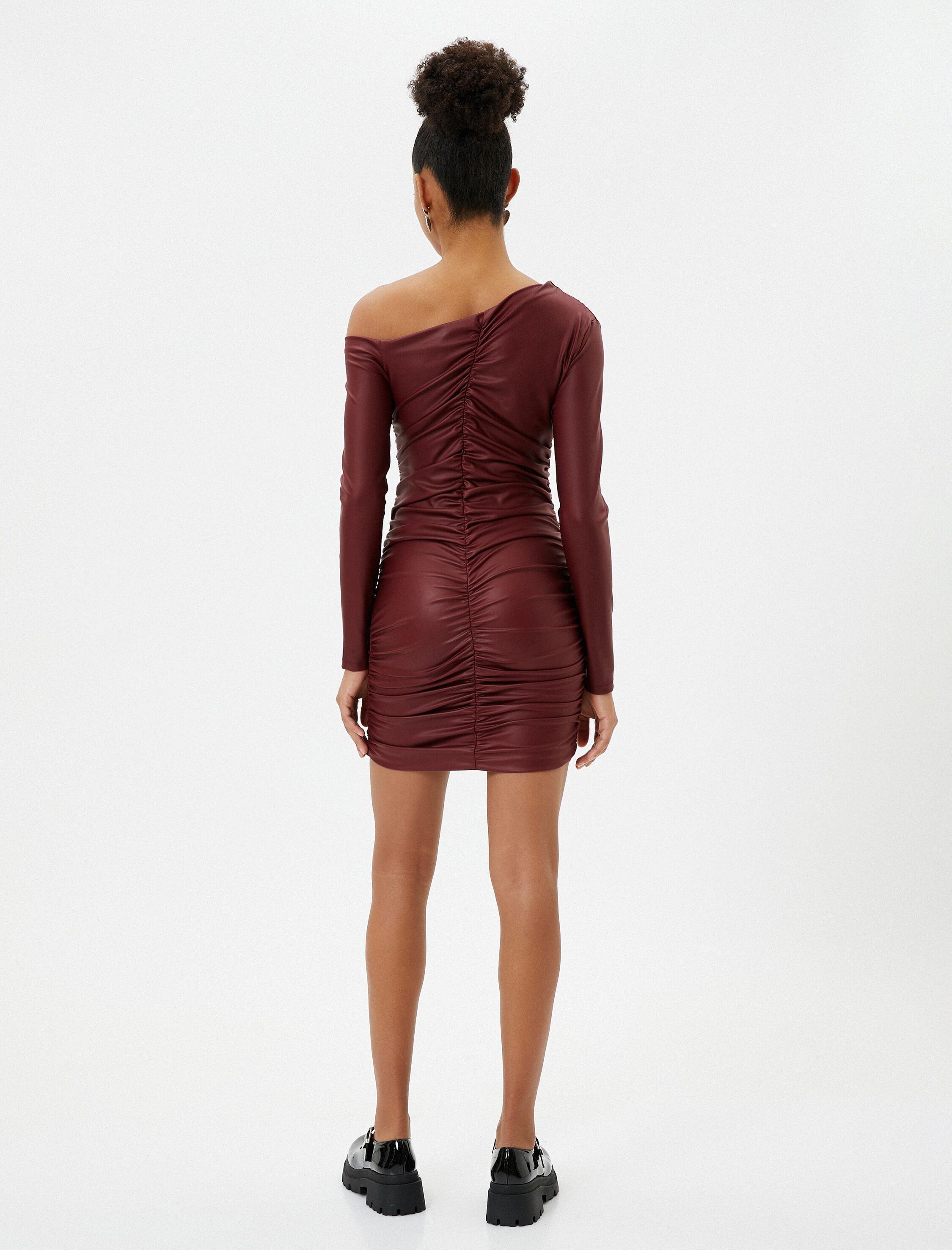   Deri Görünümlü Mini Kalem Elbise Omzu Açık Asimetrik Yaka Drapeli Uzun Kollu