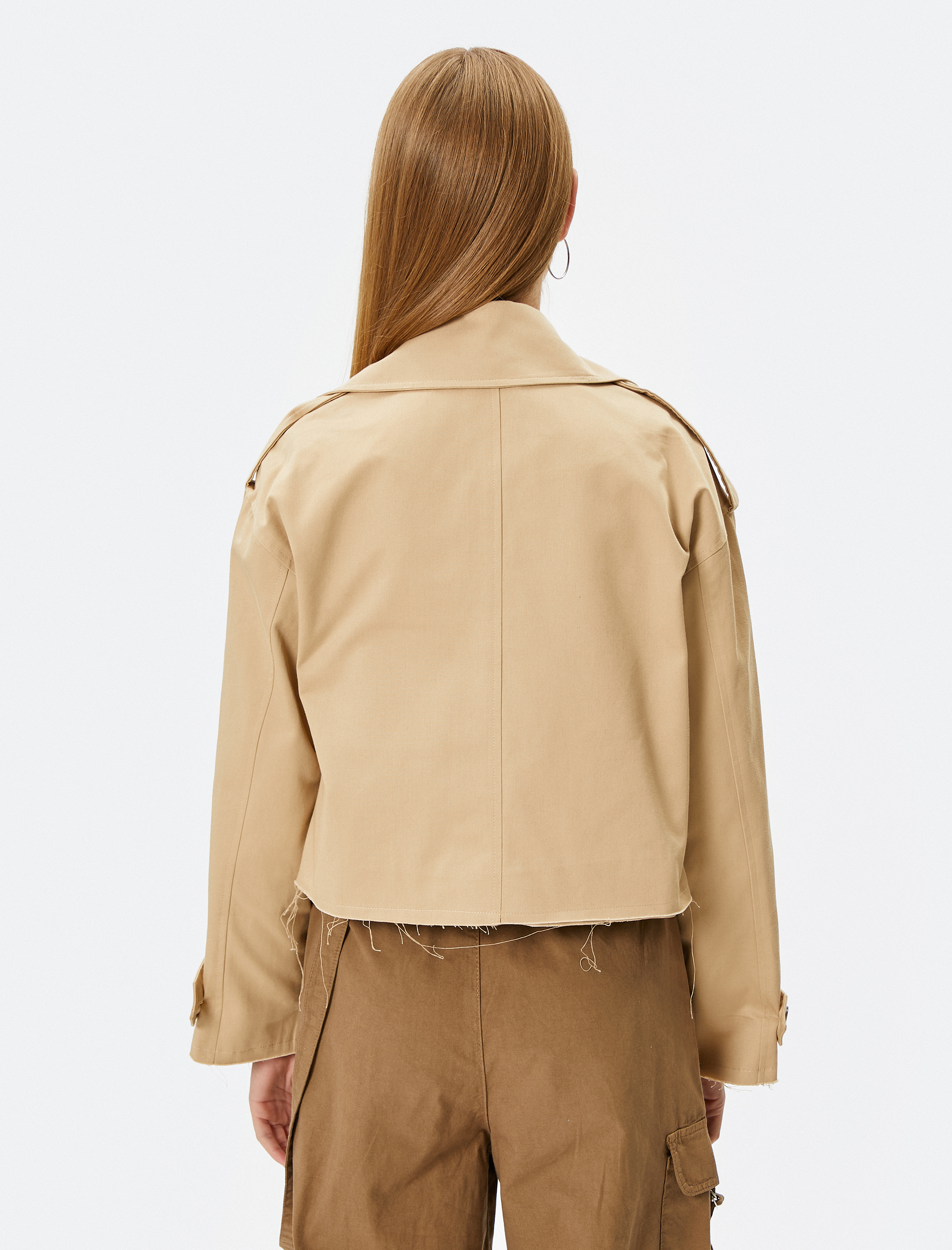   Kısa Trençkot Oversize Kruvaze Önden Rüzgar Kapaklı Manşetleri Bantlı Astarlı