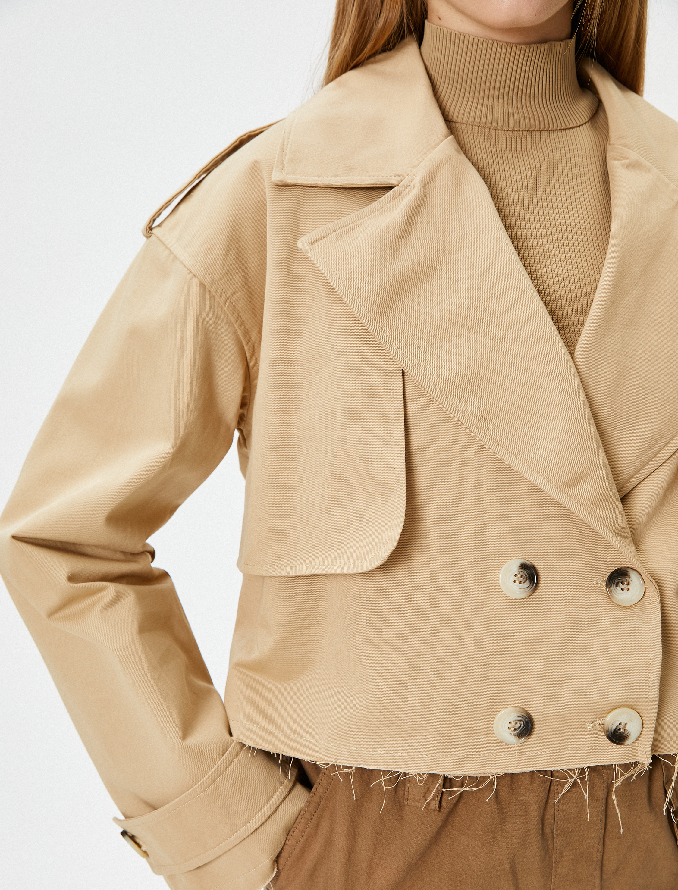   Kısa Trençkot Oversize Kruvaze Önden Rüzgar Kapaklı Manşetleri Bantlı Astarlı