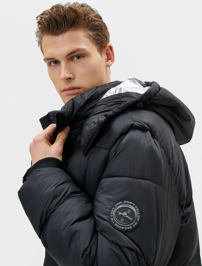  Uzun Şişme Mont Kapşonlu Fermuarlı Arkası Baskılı Cepli