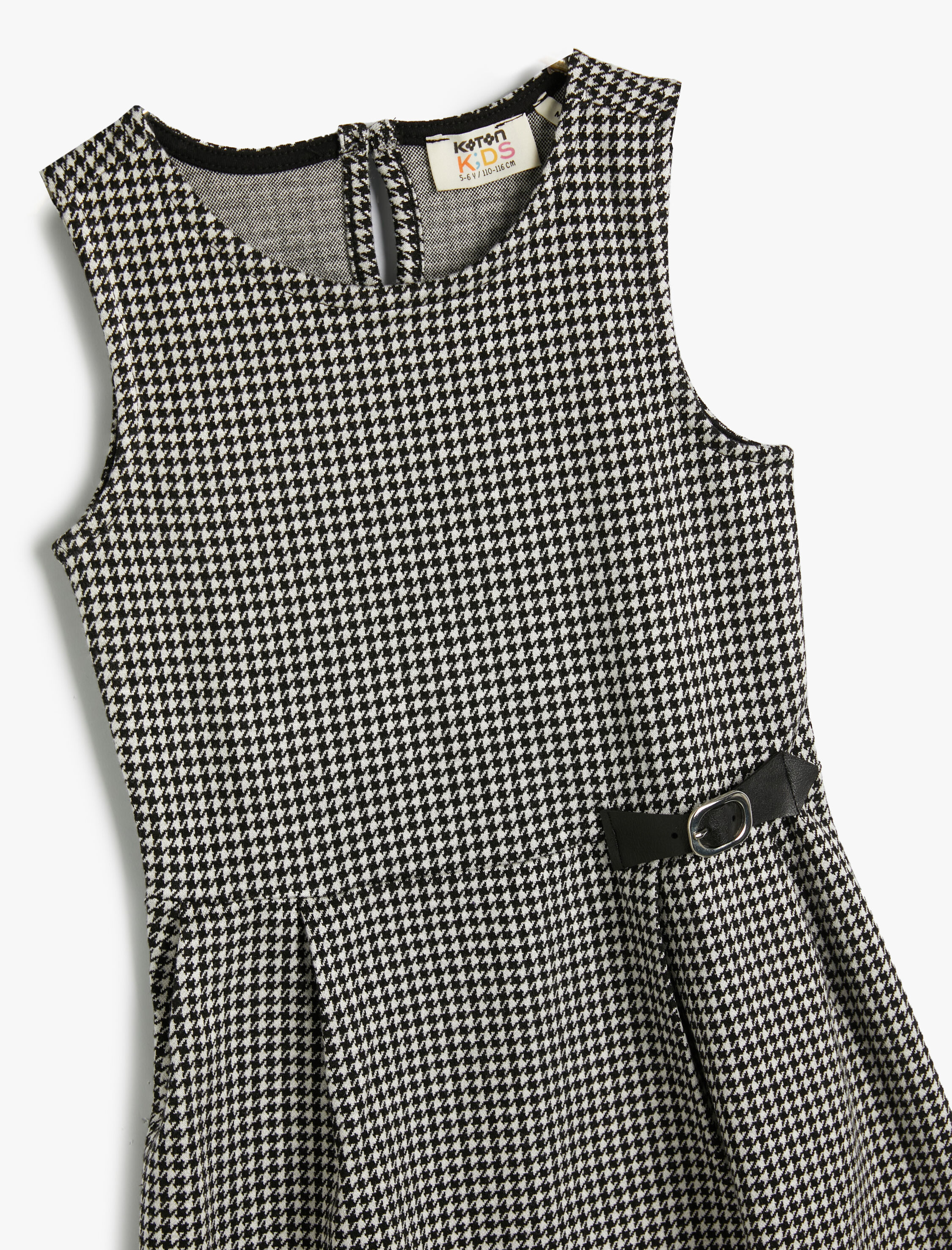  Kız Çocuk Elbise Kazayağı Desenli Toka Detaylı Kolsuz Yuvarlak Yaka