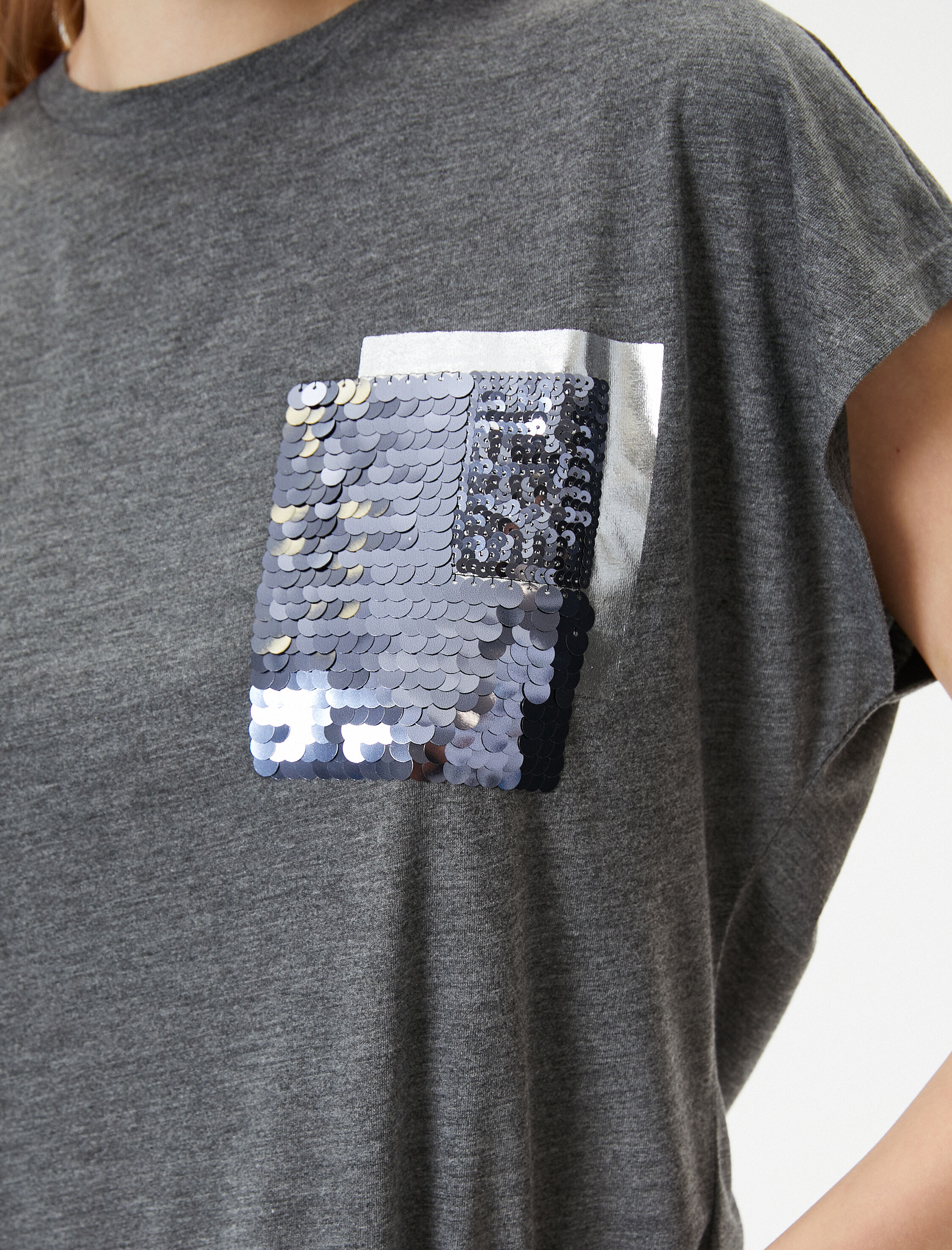   Kısa Kollu Tişört Pul Payet Detaylı Bisiklet Yaka