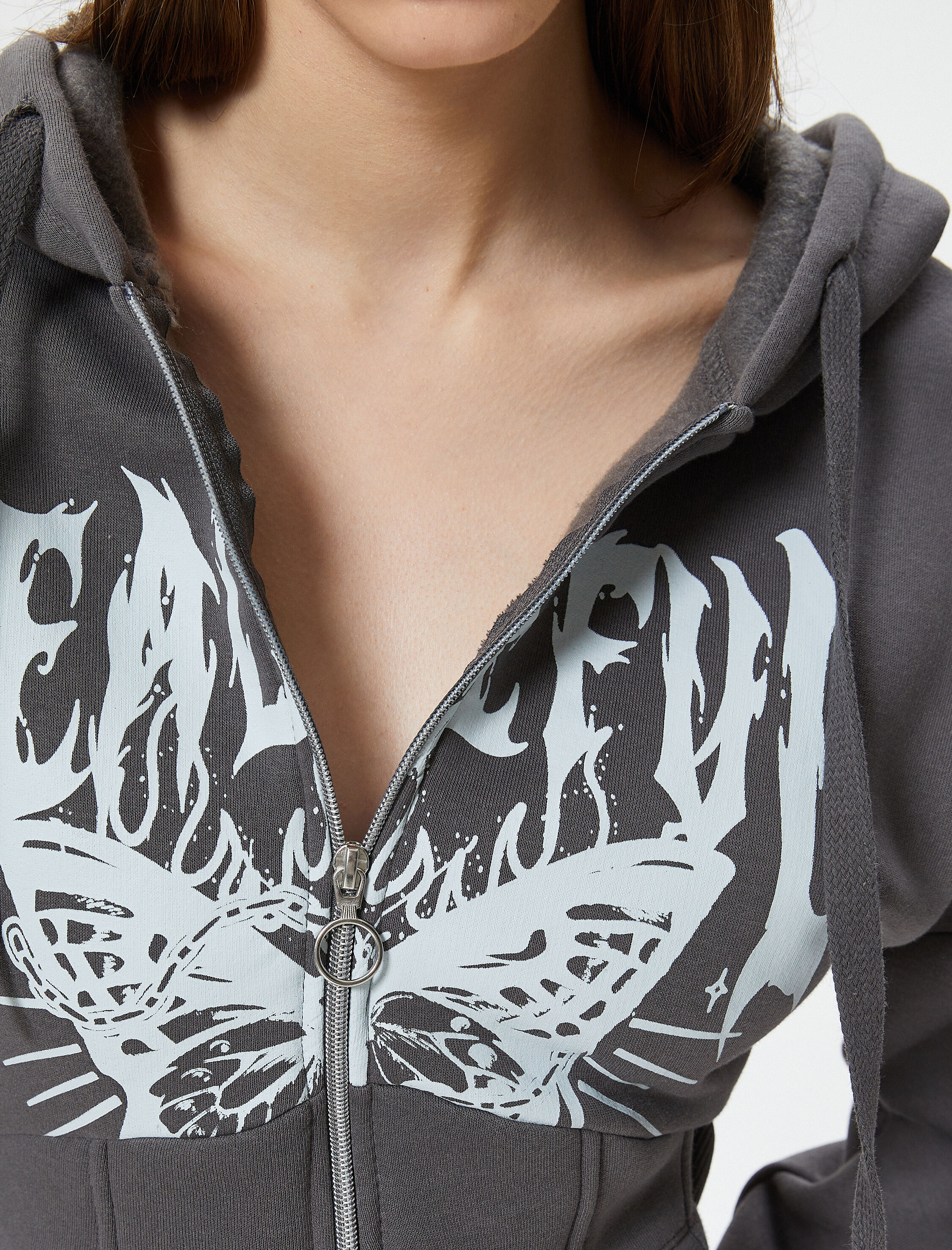   Şardonlu Fermuarlı Kapşonlu Crop Sweatshirt Dar Kalıp Korse Görünümlü Baskılı