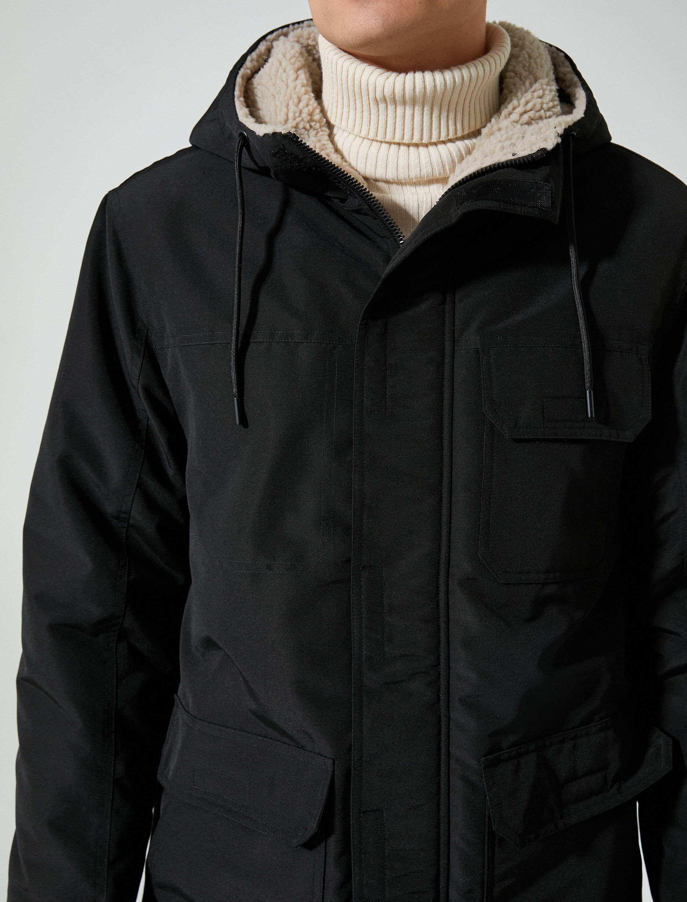 Fermuarlı Kapşonlu Parka Cepli Peluş Detaylı