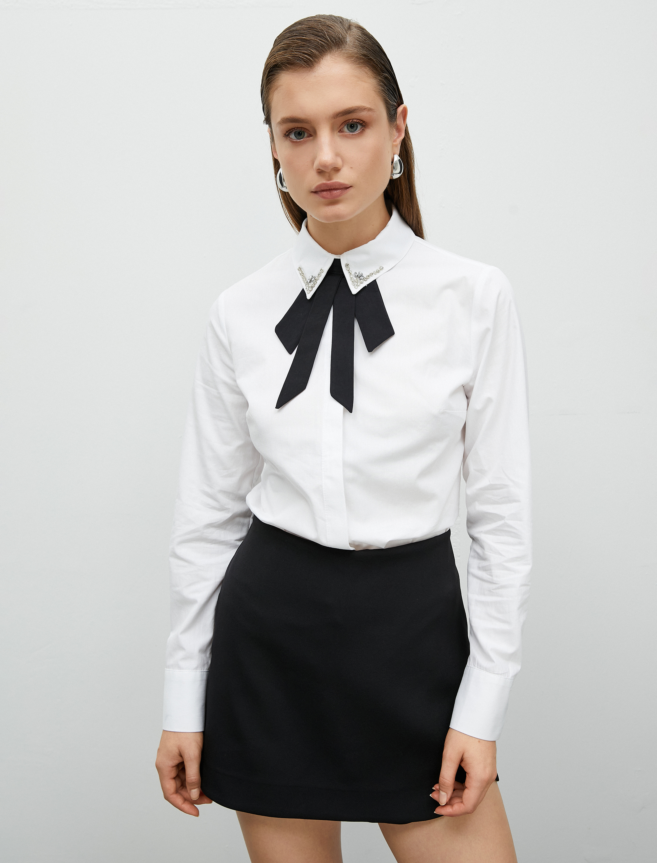   Taşlı Gömlek Fular Yaka Uzun Kollu Düğmeli